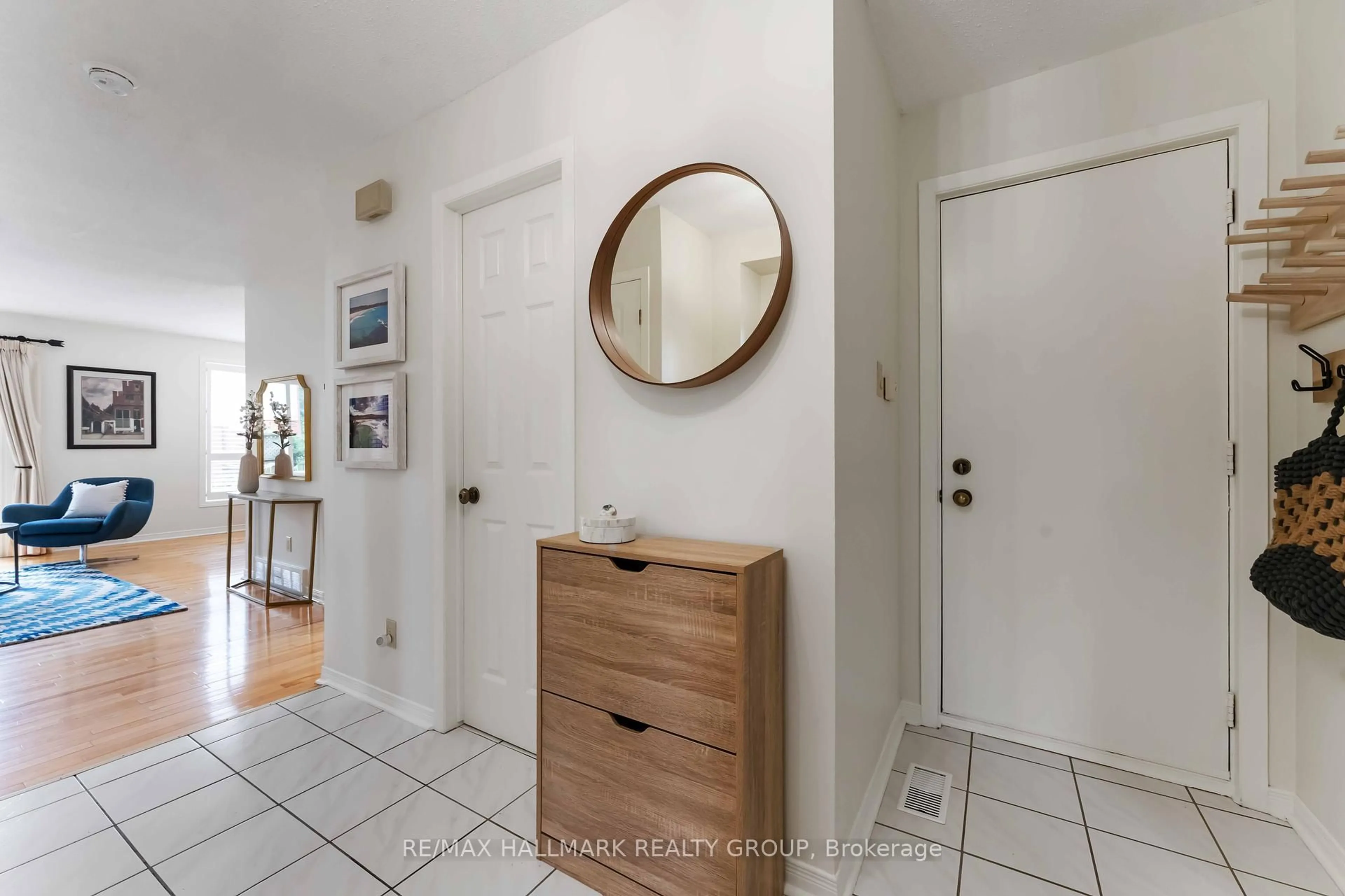 Indoor entryway for 11 Buckingham Private, Ottawa Ontario K1V 0K7
