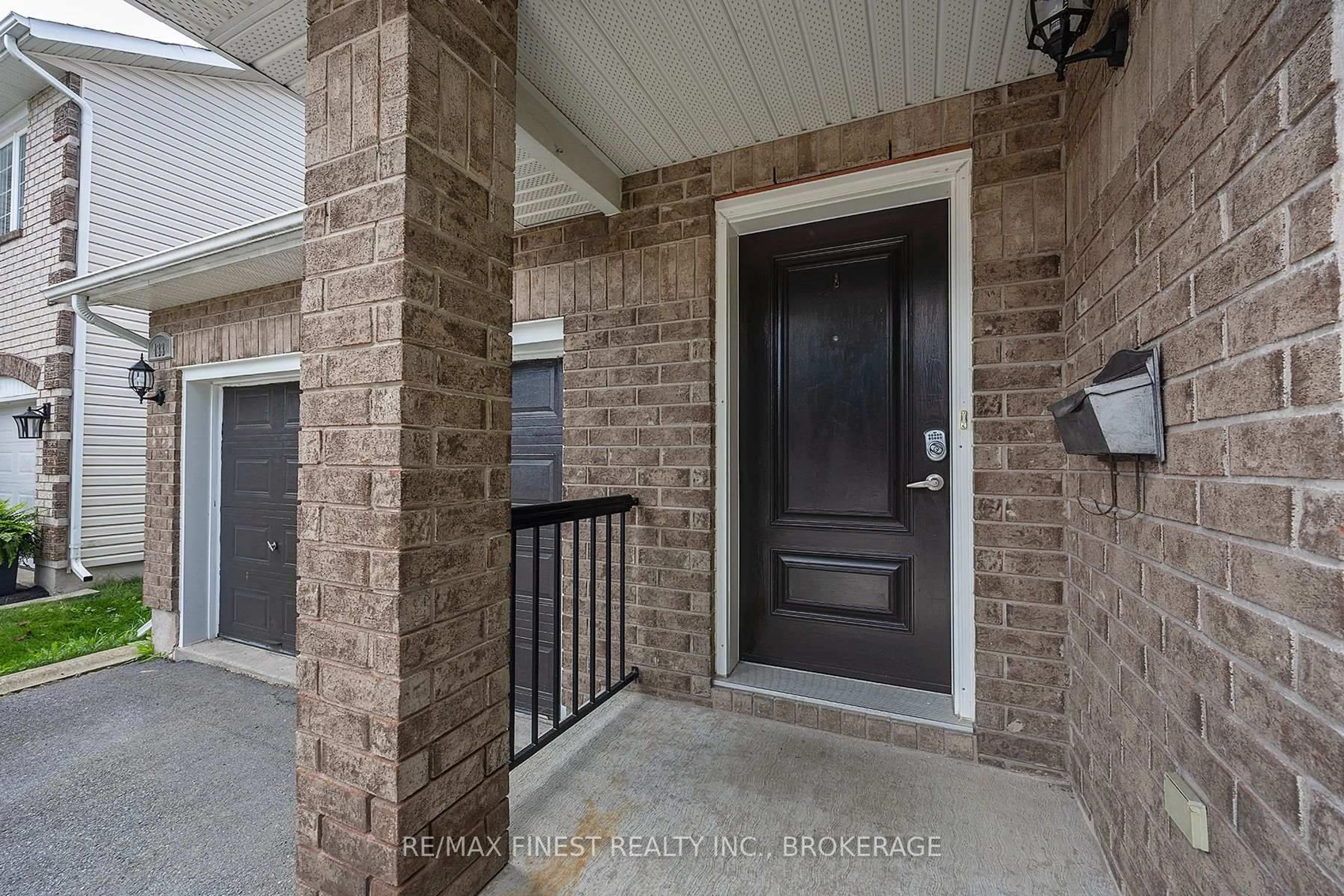 Indoor entryway for 433 Cooke Cres, Kingston Ontario K7P 3J5