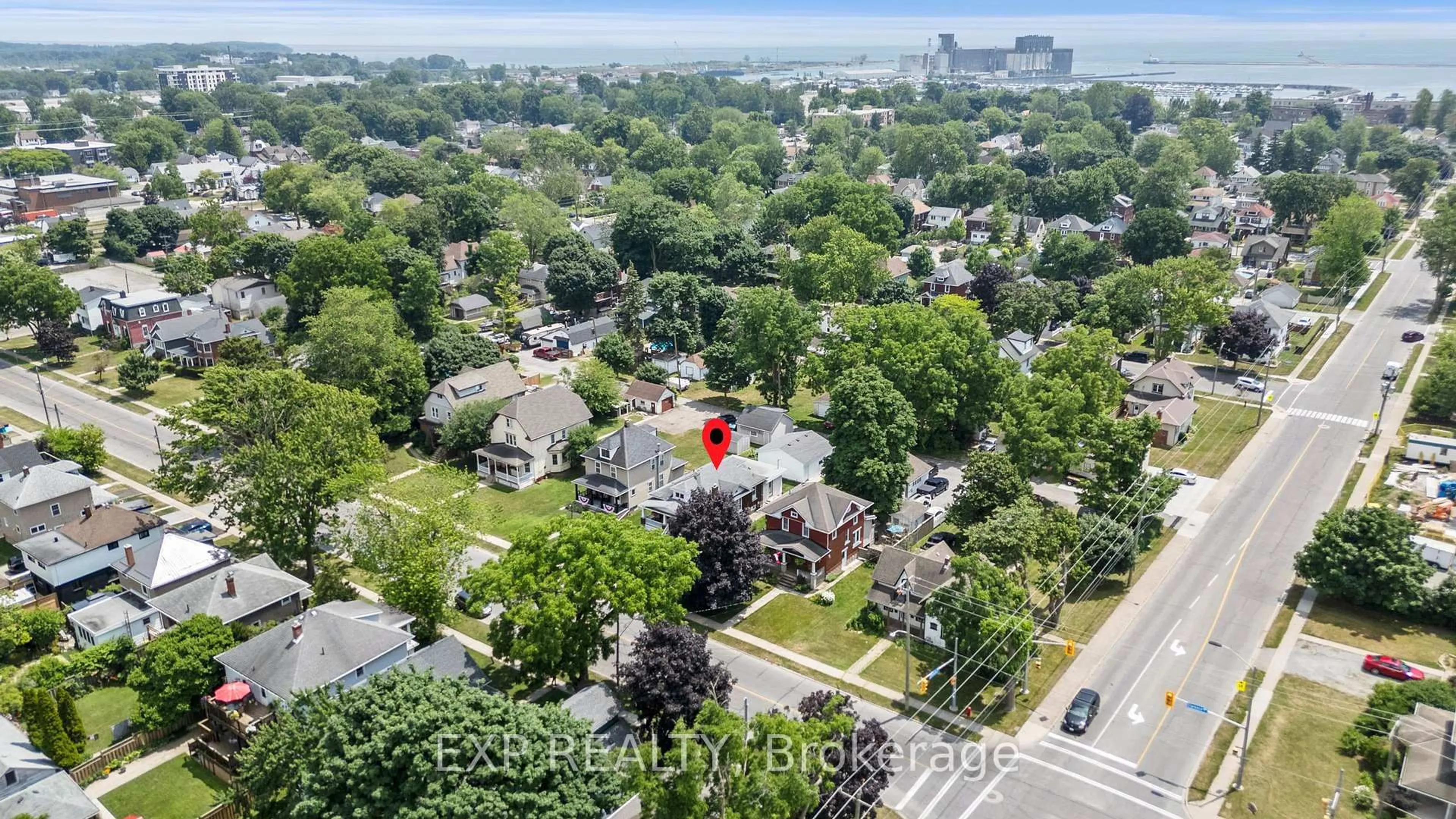 A pic from outside/outdoor area/front of a property/back of a property/a pic from drone, city buildings view from balcony for 254 Clarence St, Port Colborne Ontario L3K 3G6