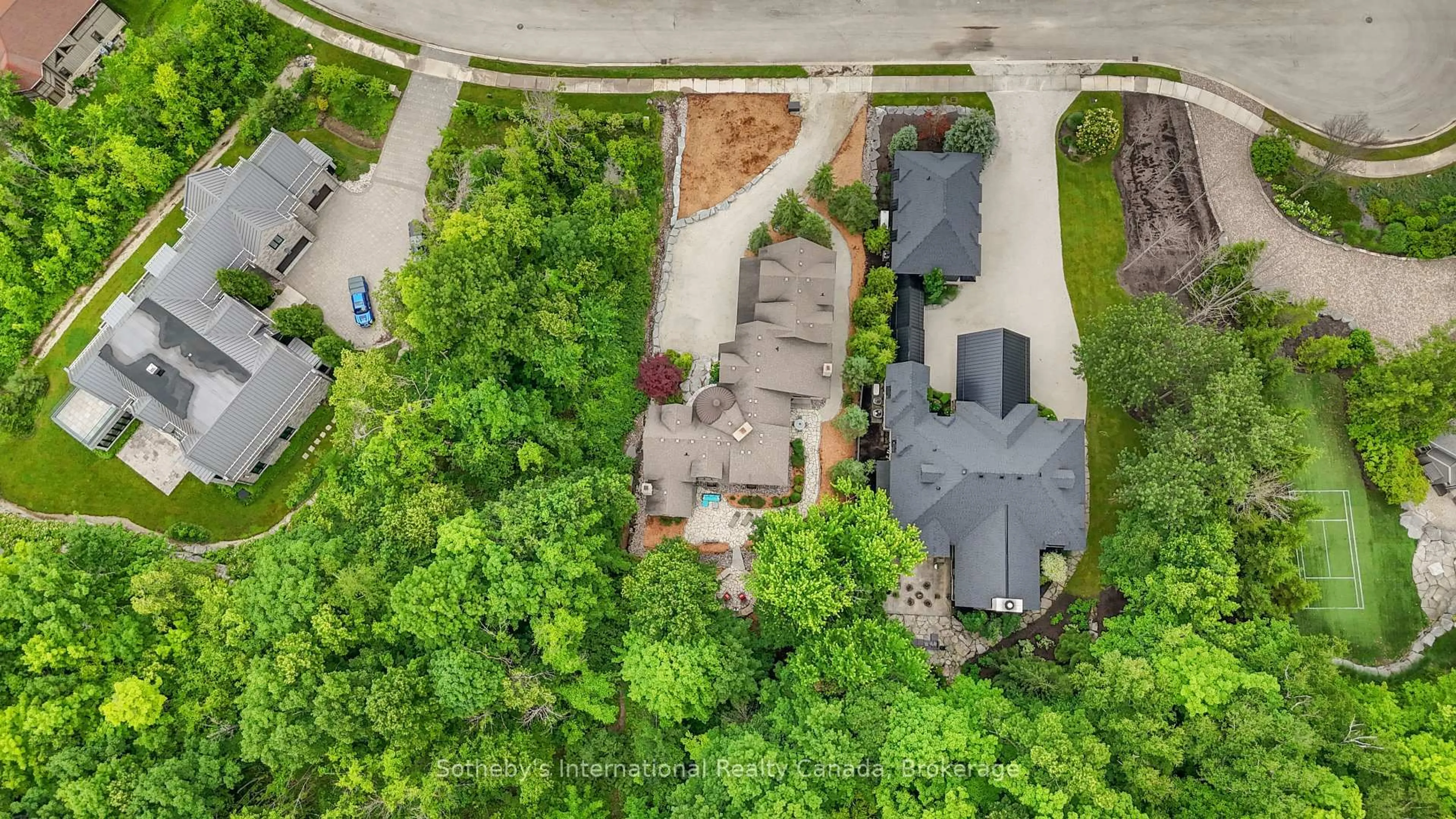 A pic from outside/outdoor area/front of a property/back of a property/a pic from drone, street for 108 Hemlock Crt, Blue Mountains Ontario L9Y 0T3