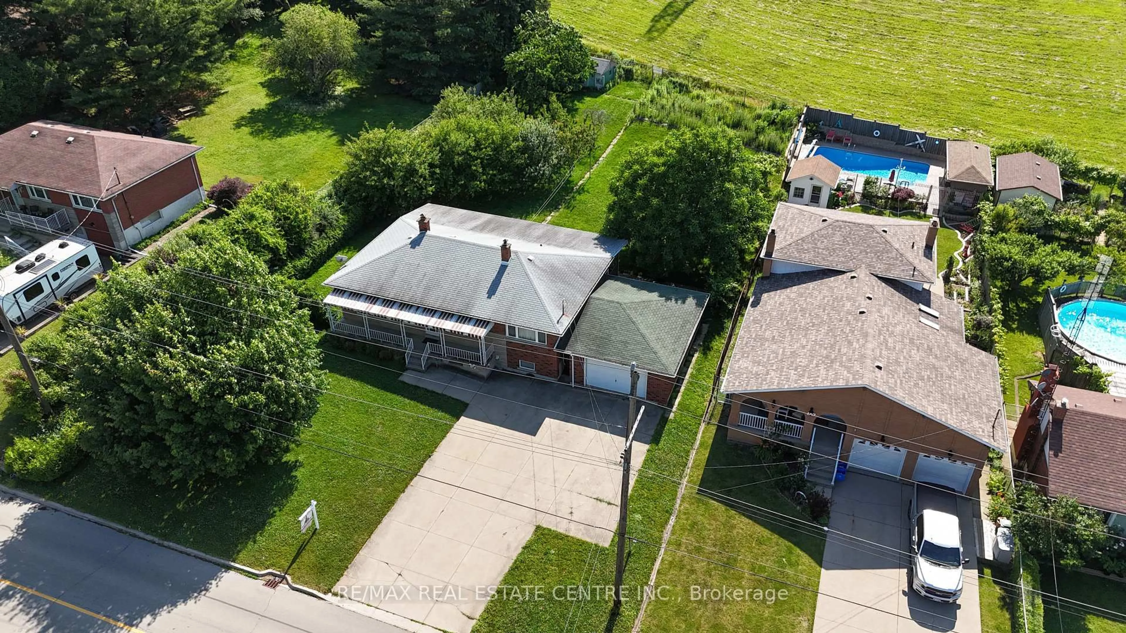 A pic from outside/outdoor area/front of a property/back of a property/a pic from drone, unknown for 392 Upper Horning Rd, Hamilton Ontario L9G 3K9