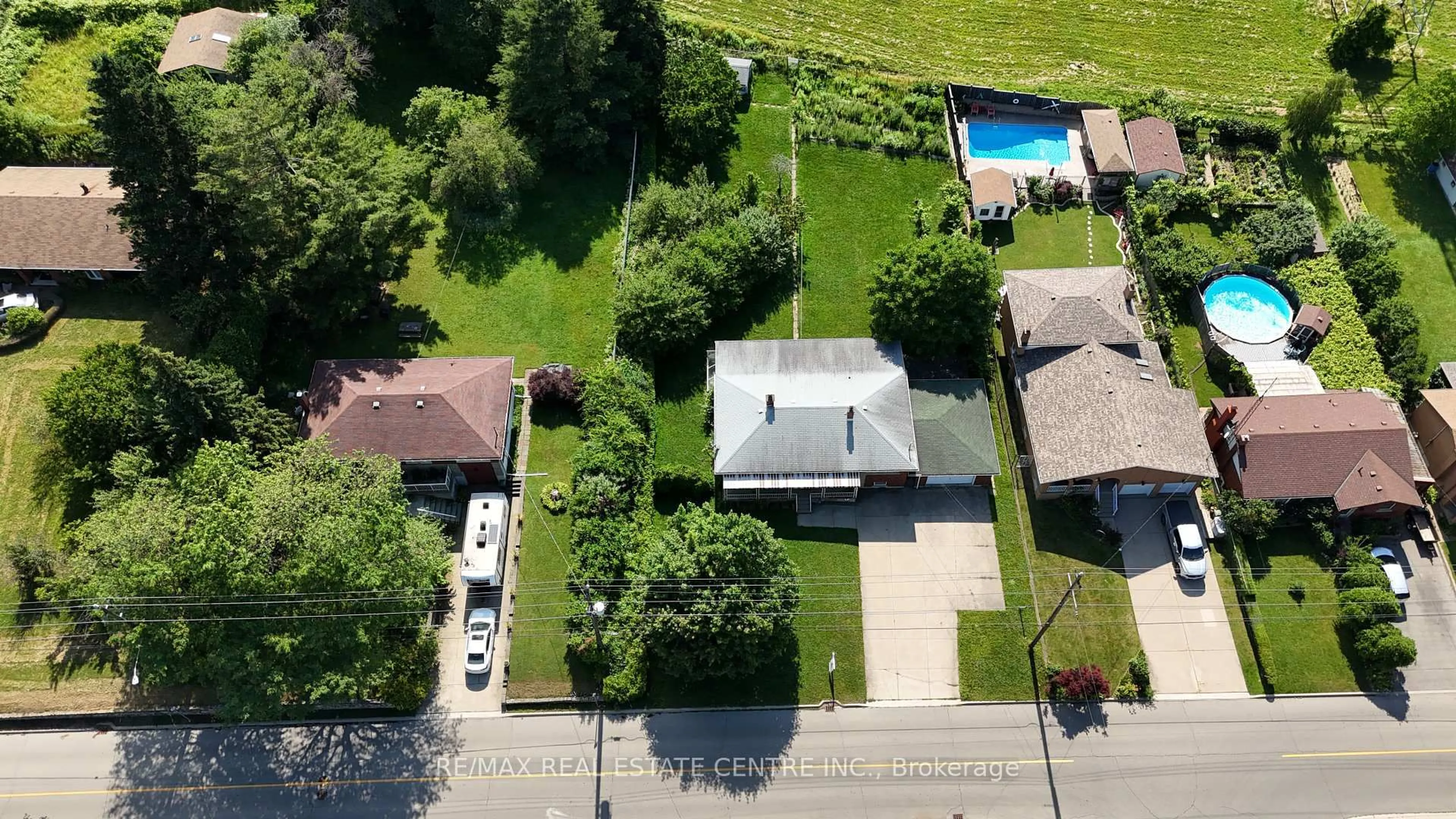 A pic from outside/outdoor area/front of a property/back of a property/a pic from drone, street for 392 Upper Horning Rd, Hamilton Ontario L9G 3K9