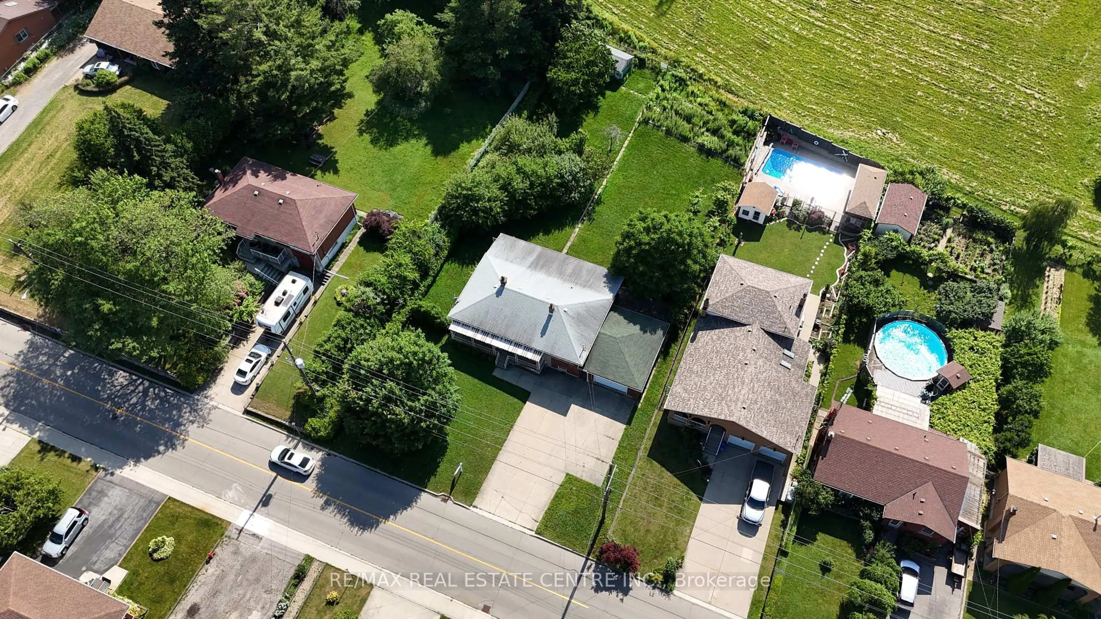 A pic from outside/outdoor area/front of a property/back of a property/a pic from drone, street for 392 Upper Horning Rd, Hamilton Ontario L9G 3K9