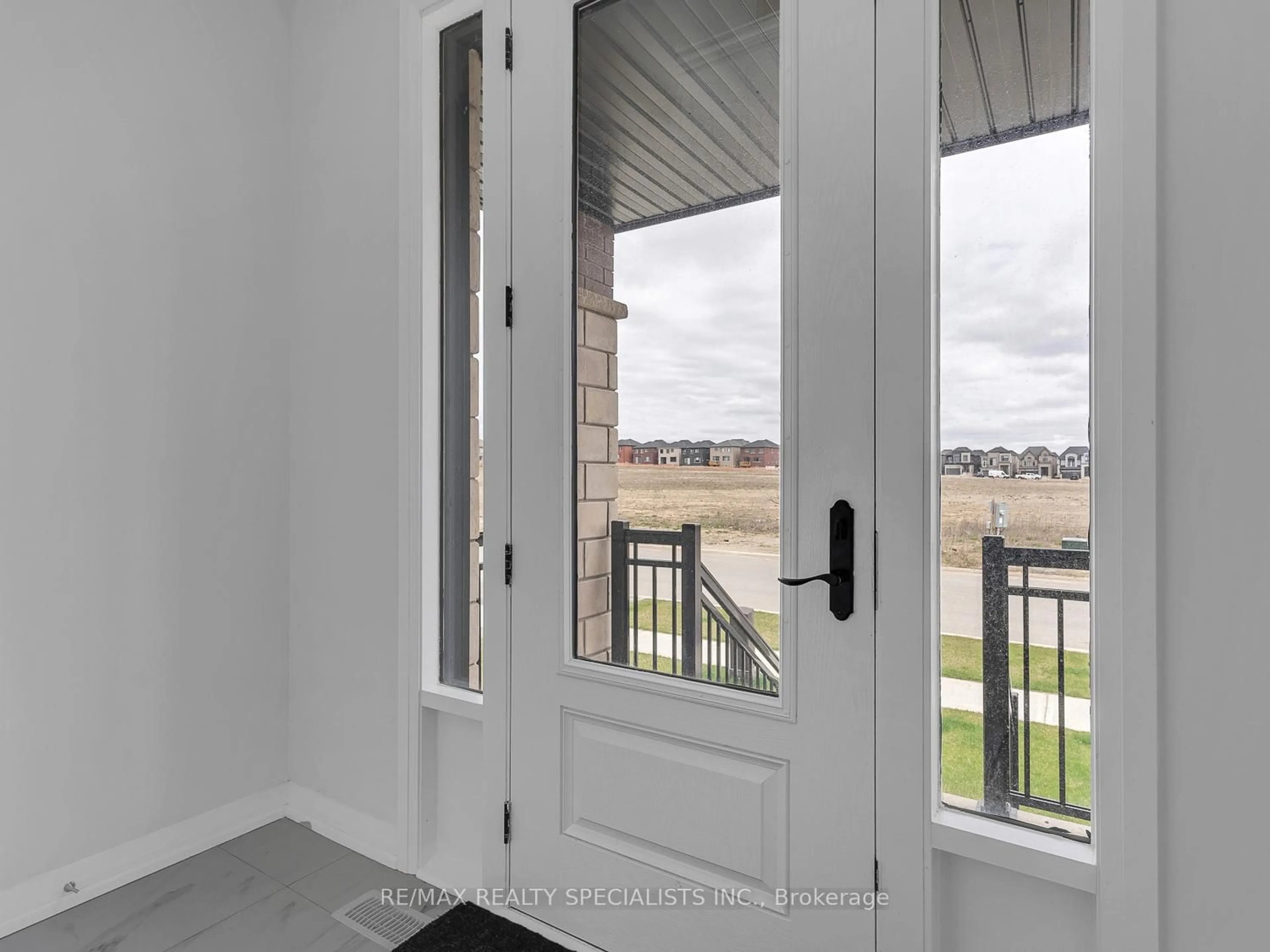 Indoor entryway for 972 Sobeski Ave, Woodstock Ontario N4S 7W2