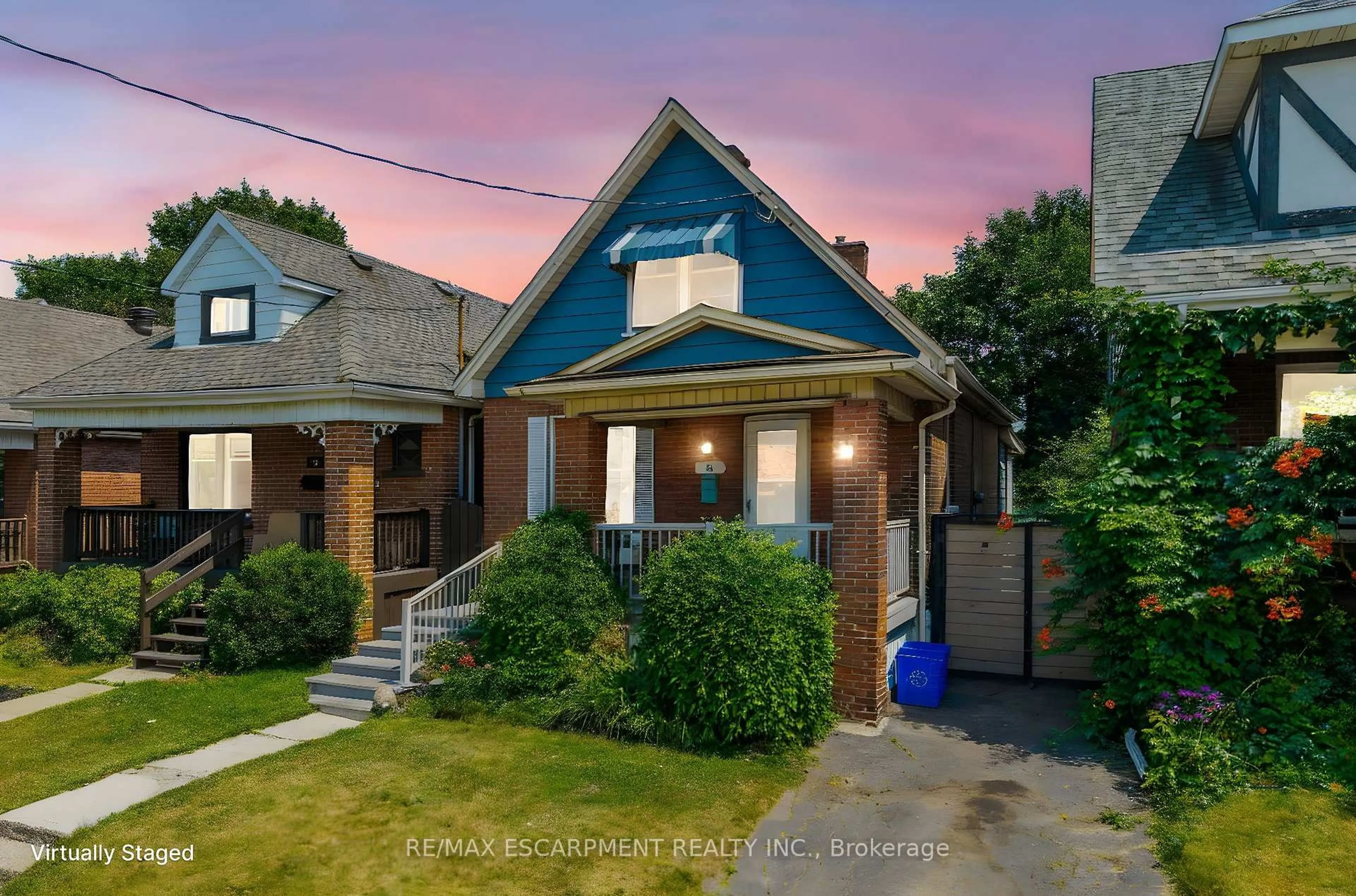 A pic from outside/outdoor area/front of a property/back of a property/a pic from drone, street for 52 CONNAUGHT Ave, Hamilton Ontario L8L 6Y8