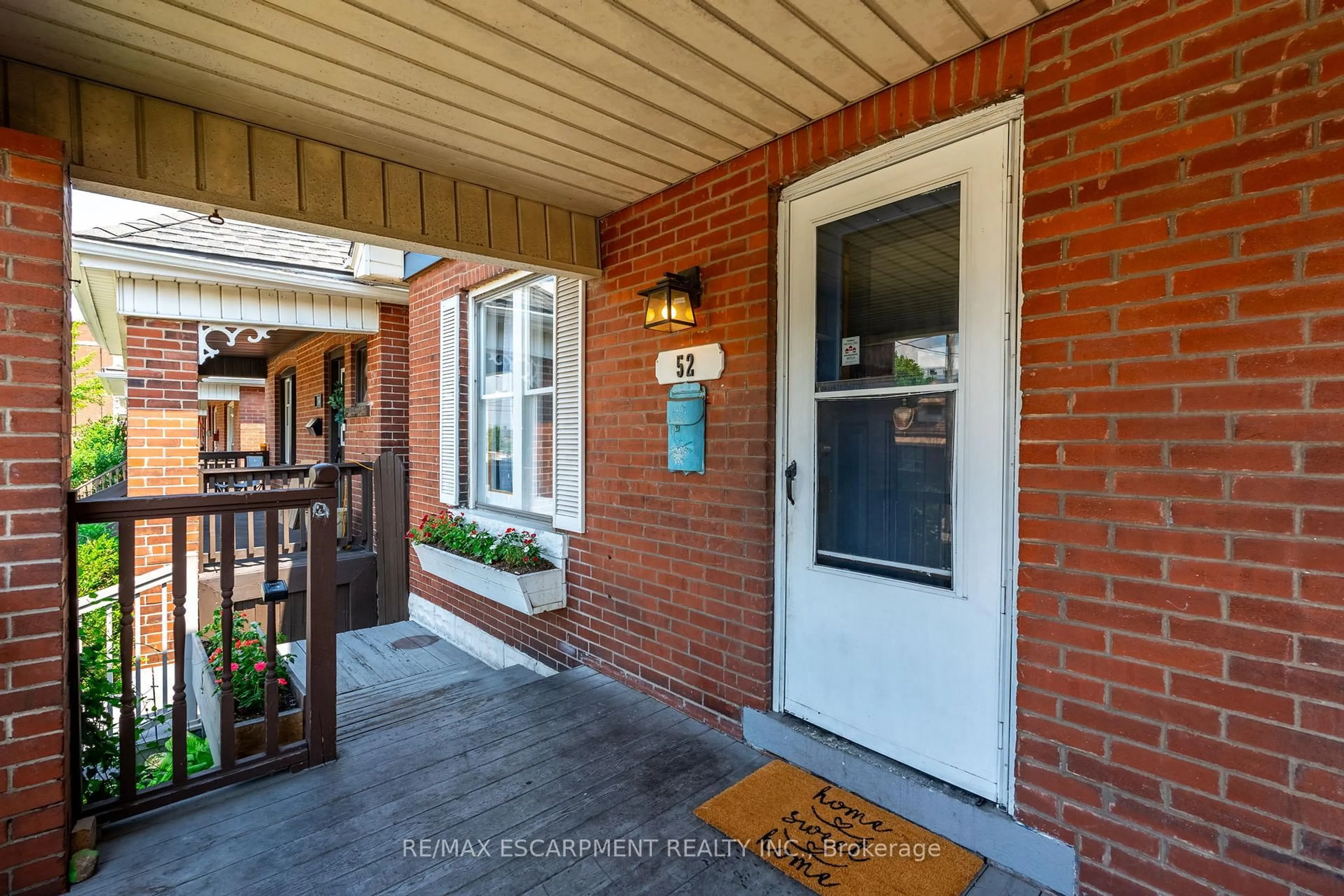 Indoor entryway for 52 CONNAUGHT Ave, Hamilton Ontario L8L 6Y8