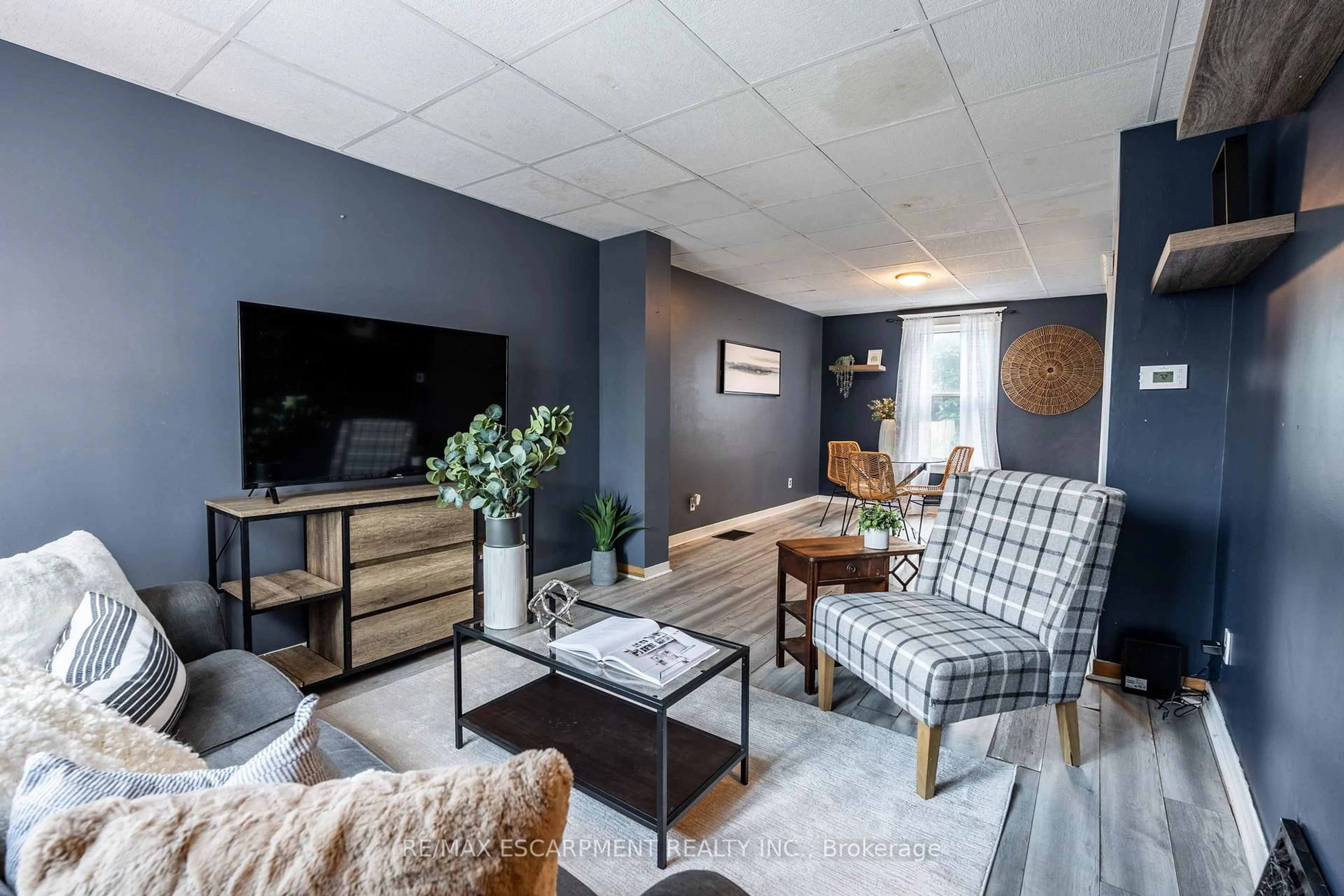 Living room with furniture, unknown for 52 CONNAUGHT Ave, Hamilton Ontario L8L 6Y8