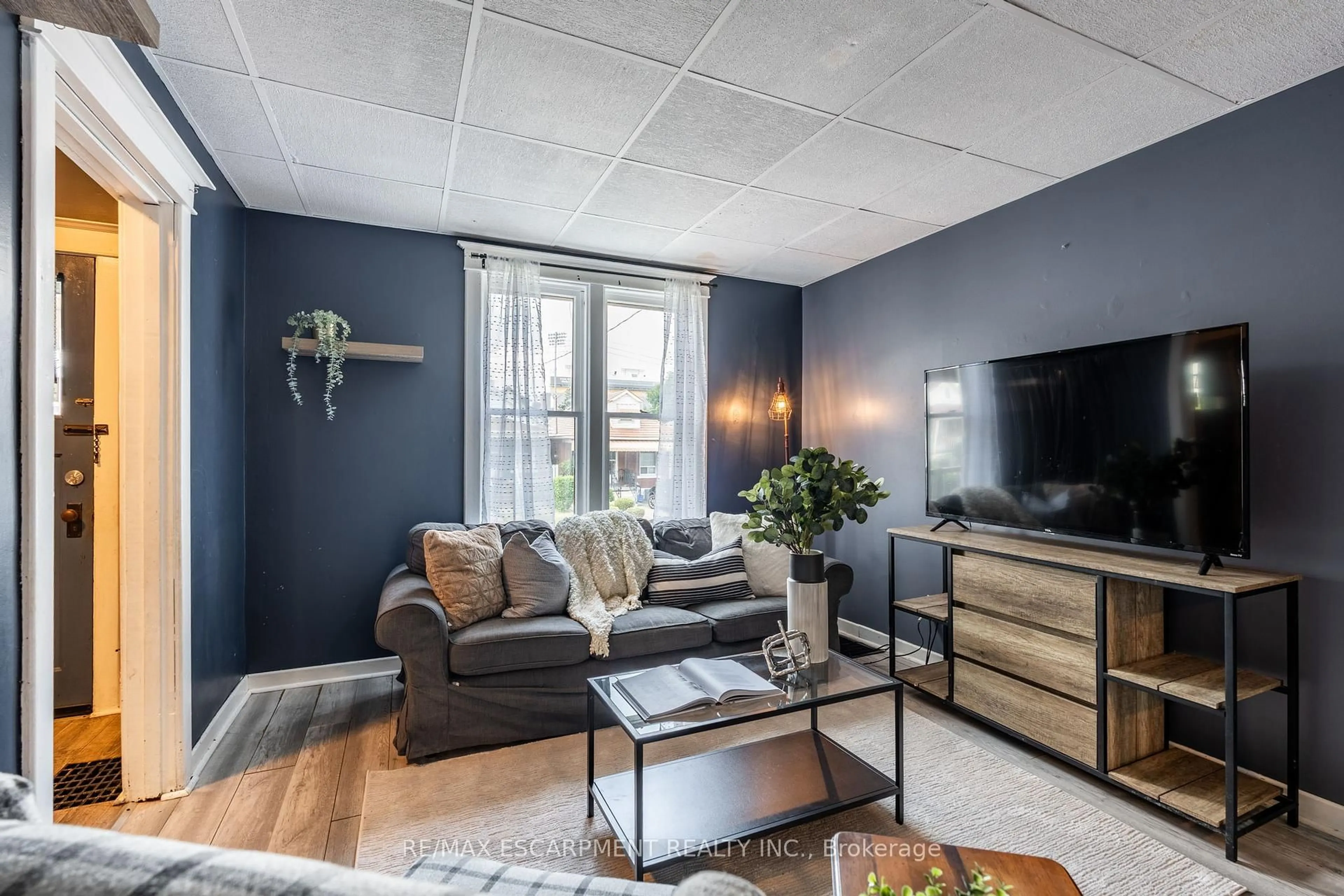 Living room with furniture, unknown for 52 CONNAUGHT Ave, Hamilton Ontario L8L 6Y8