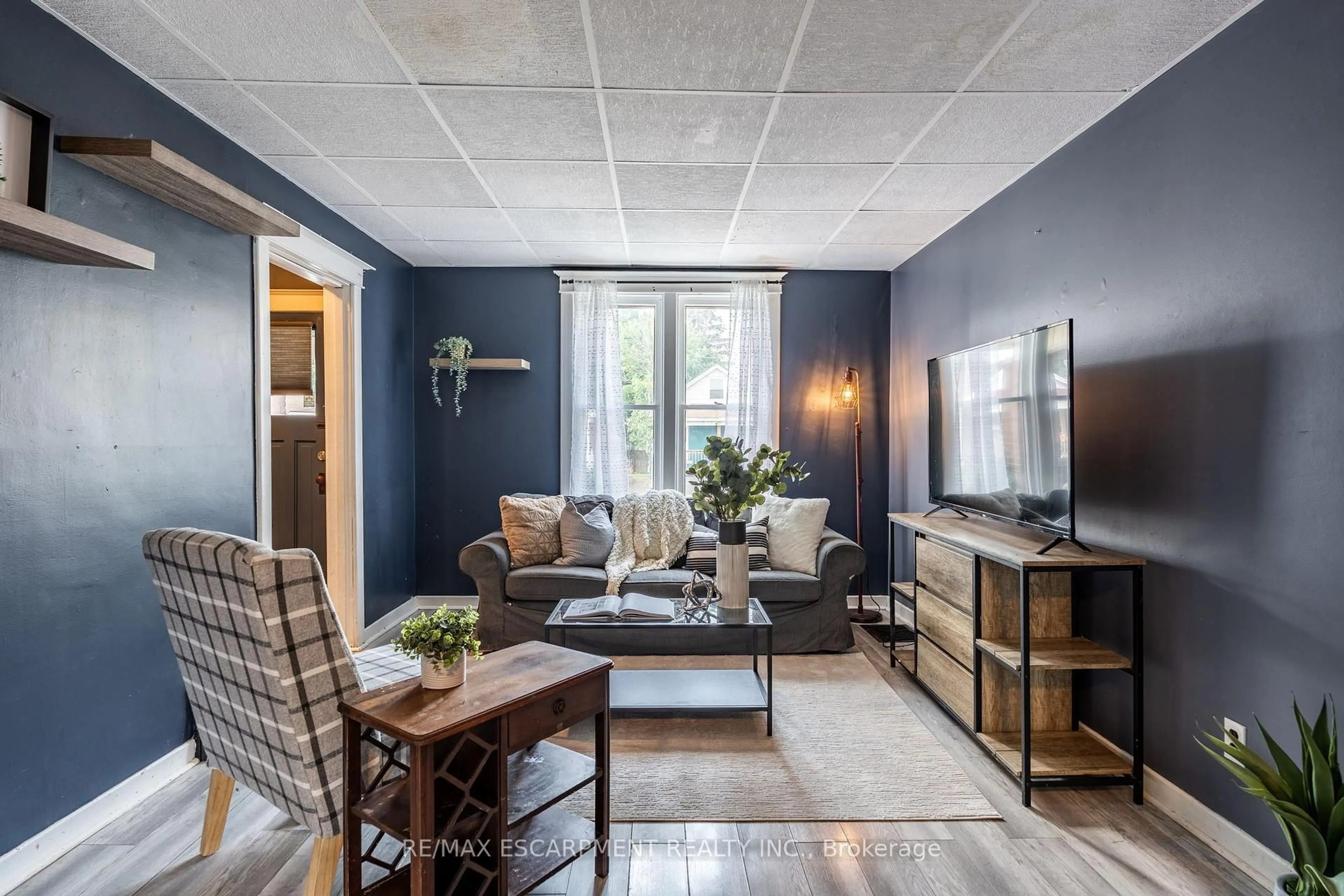 Living room with furniture, unknown for 52 CONNAUGHT Ave, Hamilton Ontario L8L 6Y8