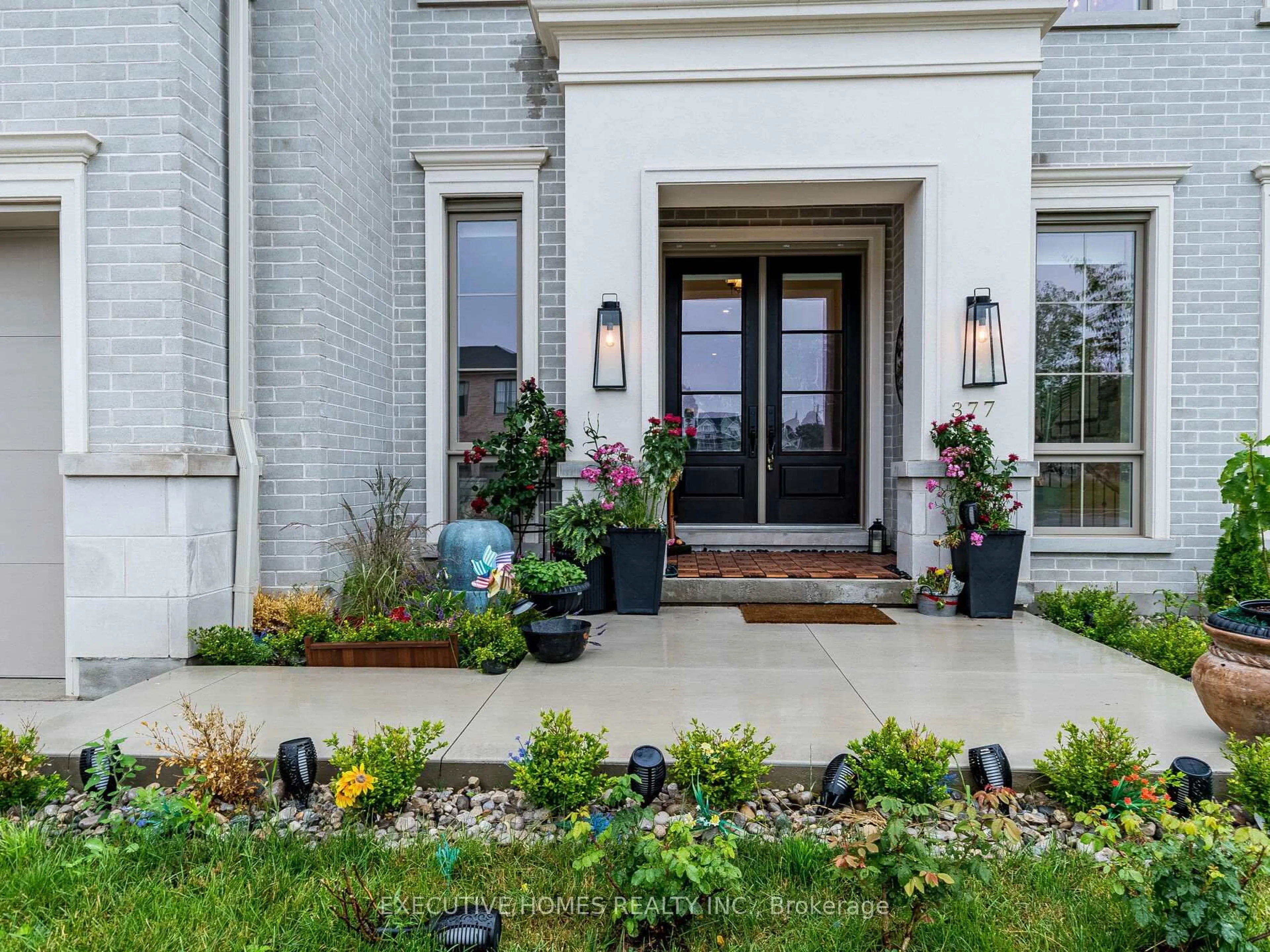 Indoor entryway for 377 Manhattan Dr, London South Ontario N6K 4M7