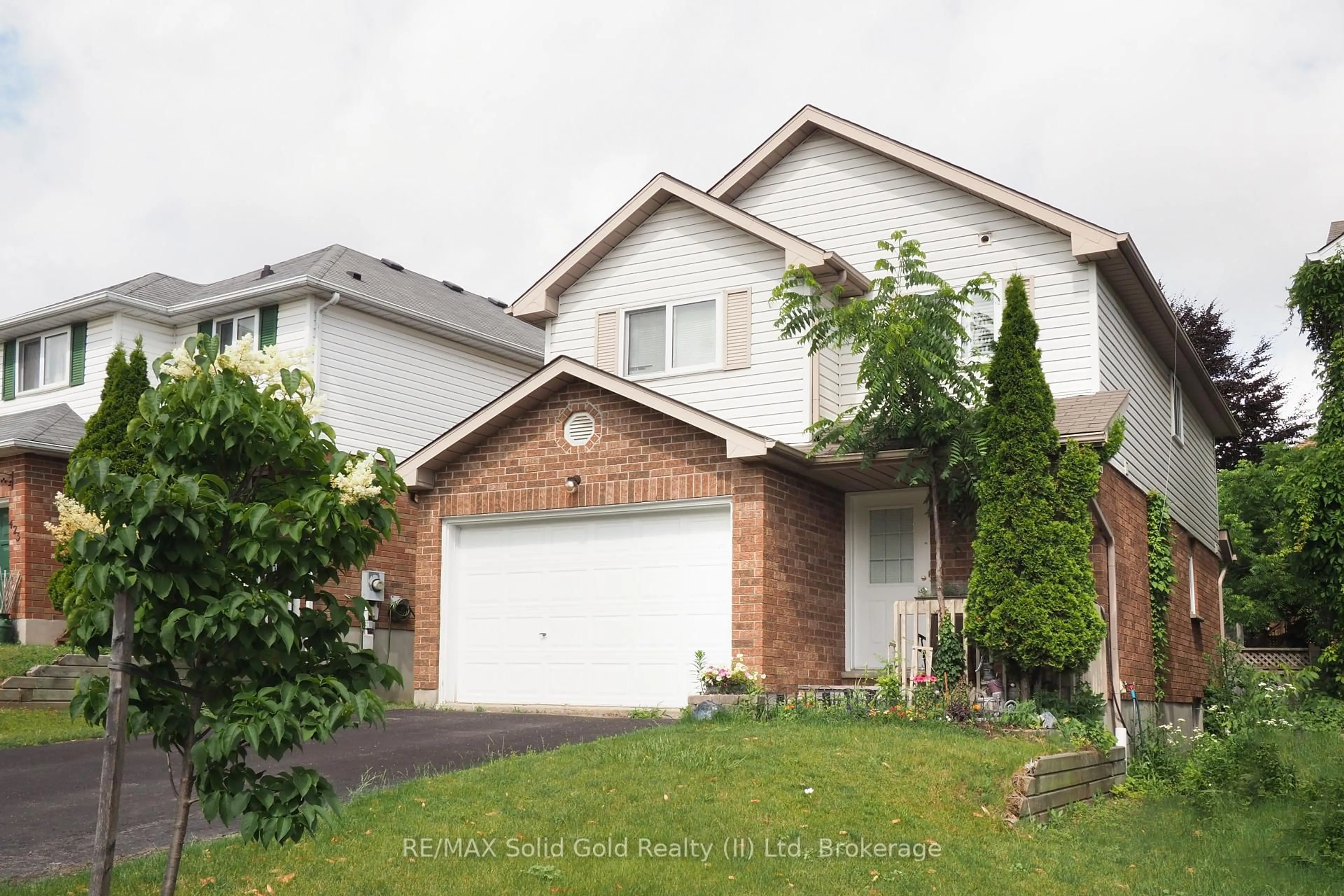 Home with vinyl exterior material, street for 429 Exmoor St, Waterloo Ontario N2K 3X5