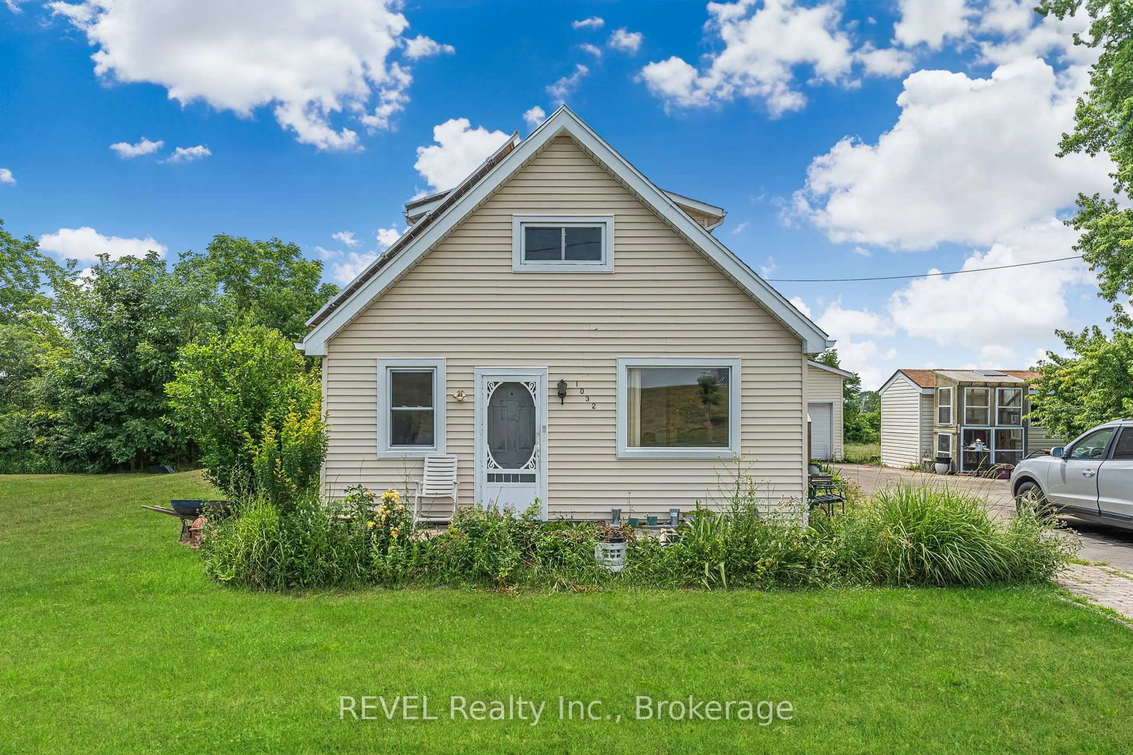 Home with vinyl exterior material, street for 1032 Elm St, Port Colborne Ontario L3K 5C8