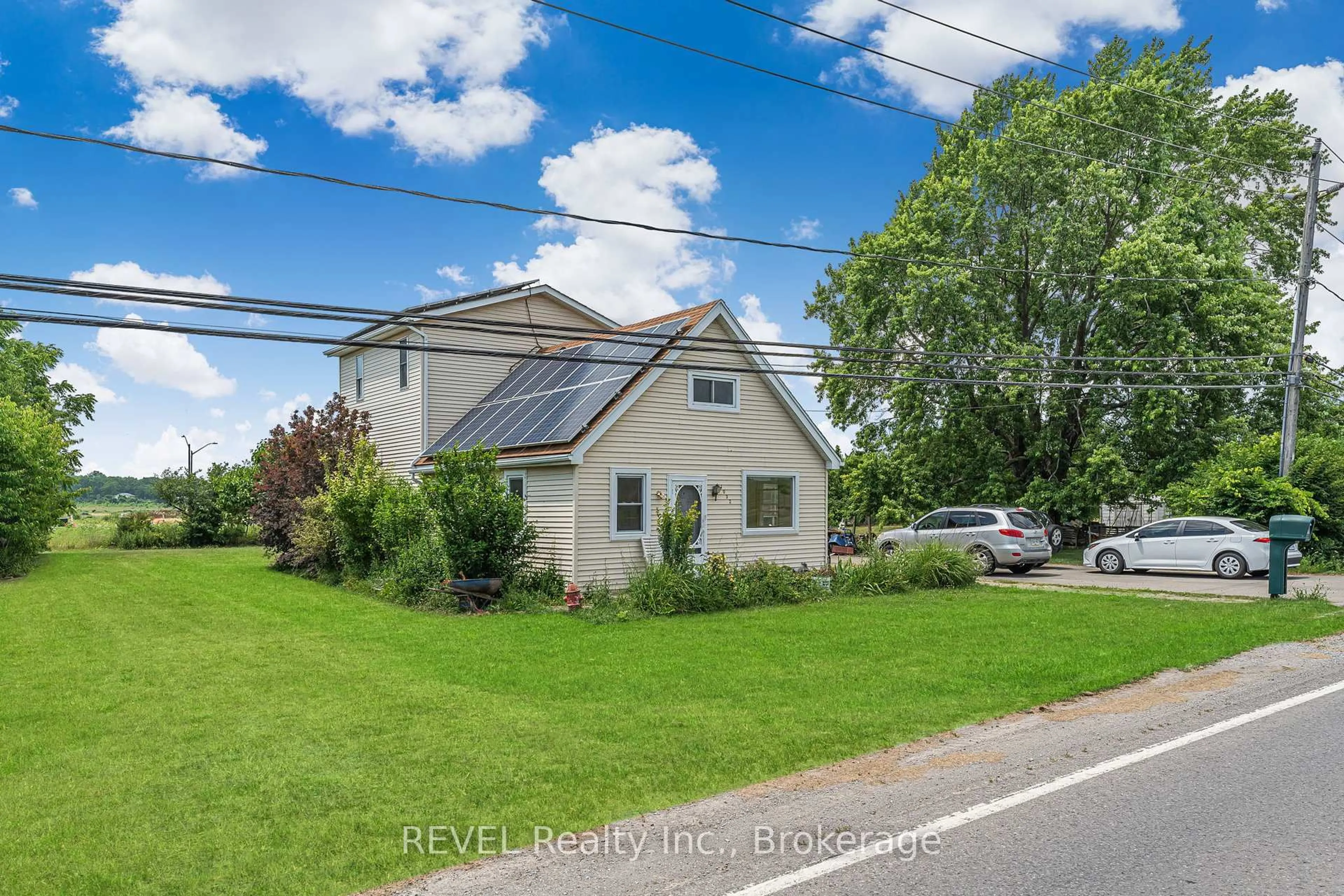 A pic from outside/outdoor area/front of a property/back of a property/a pic from drone, street for 1032 Elm St, Port Colborne Ontario L3K 5C8