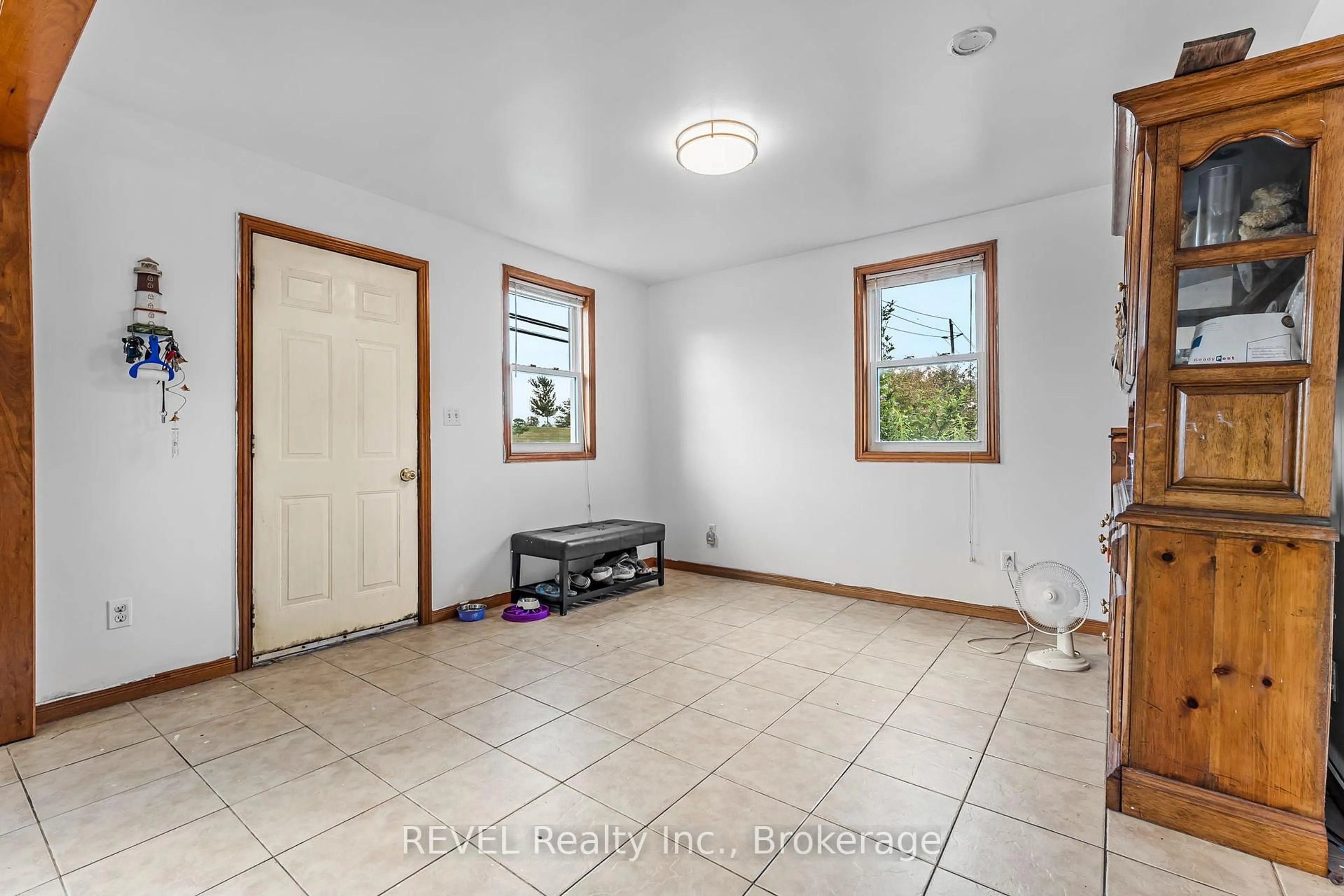 Indoor entryway for 1032 Elm St, Port Colborne Ontario L3K 5C8