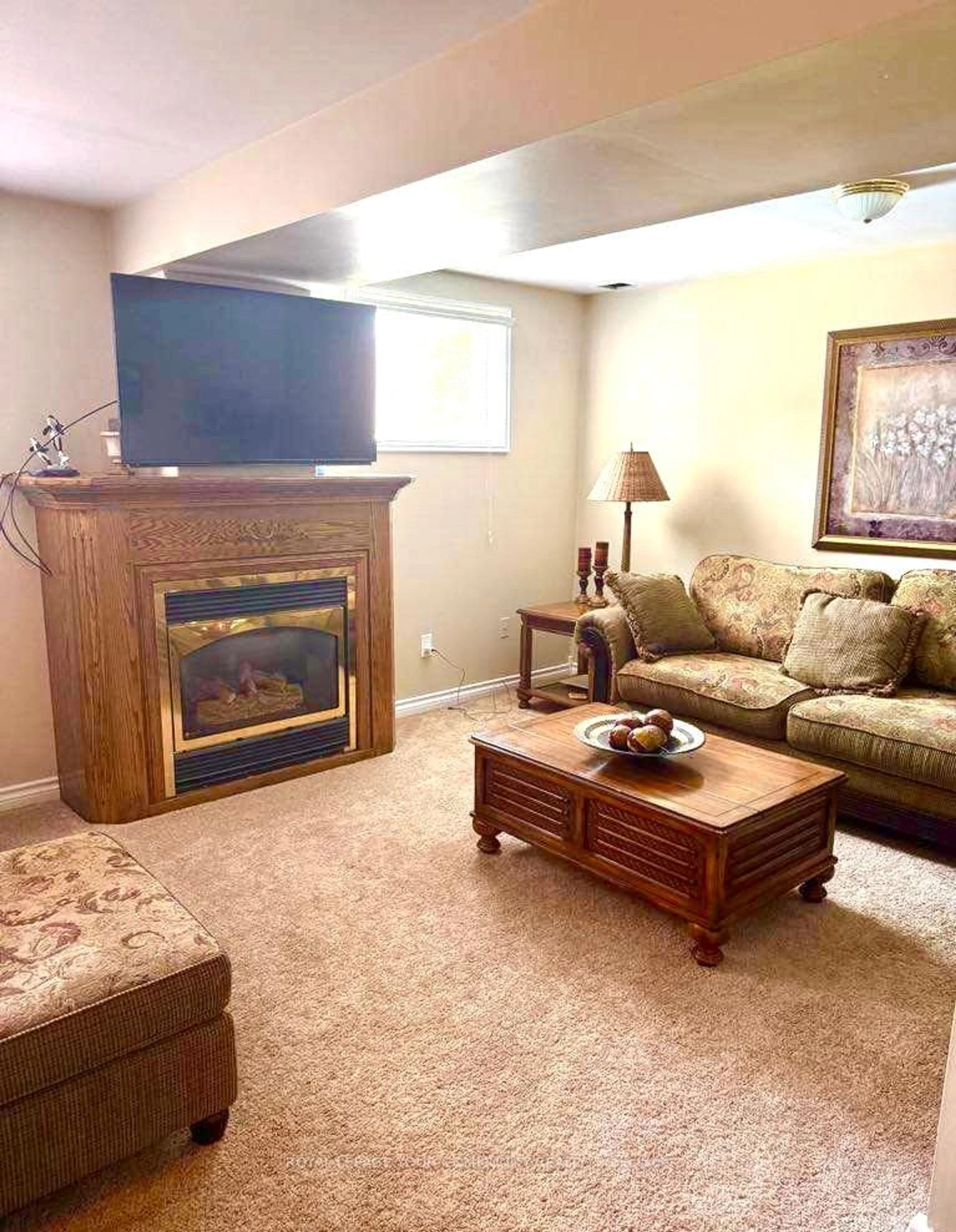 Living room with furniture, unknown for 69 Branlyn Cres, Brantford Ontario N3P 2A1