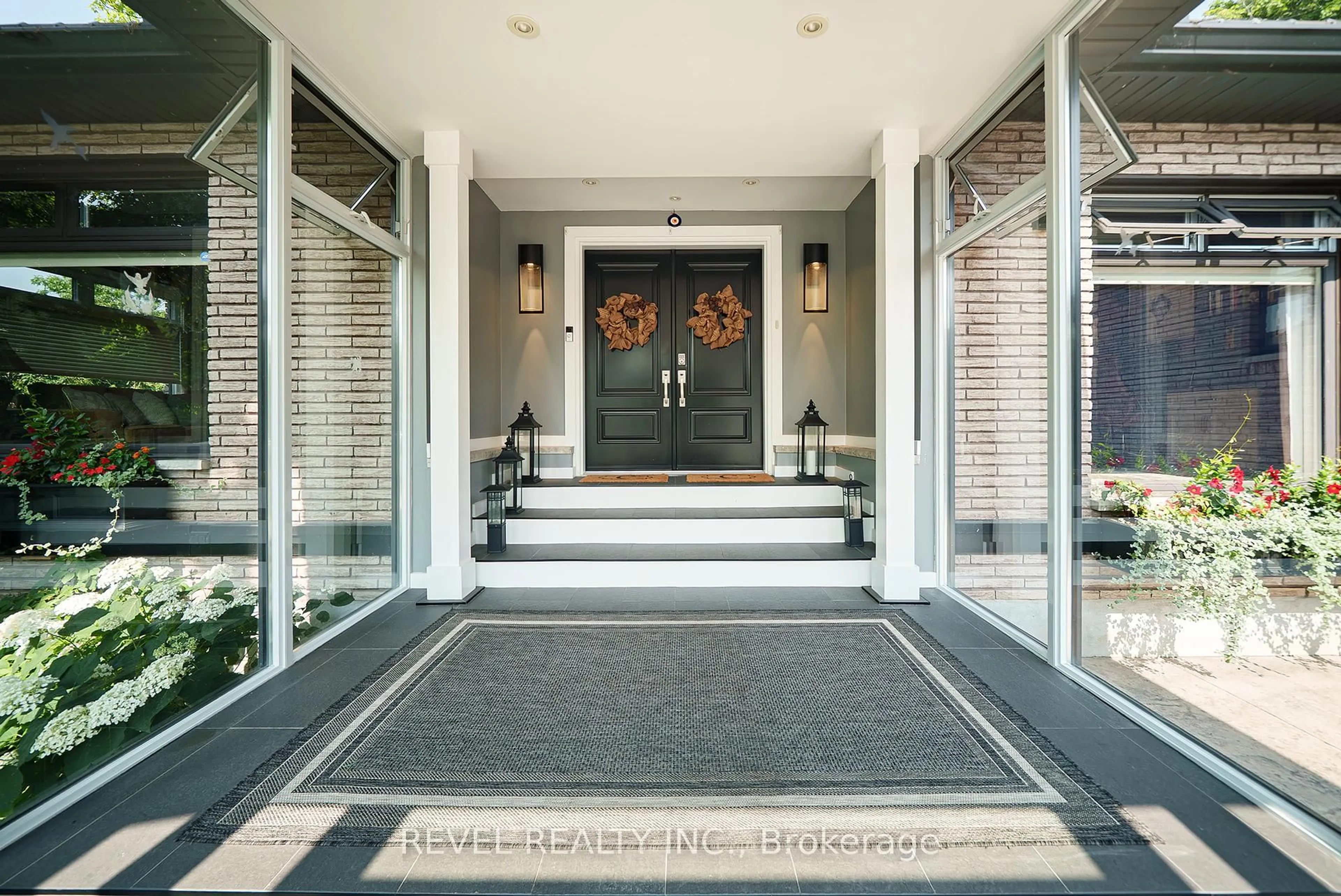 Indoor entryway for 26 Scarfe Gdns, Brantford Ontario N3T 6B3