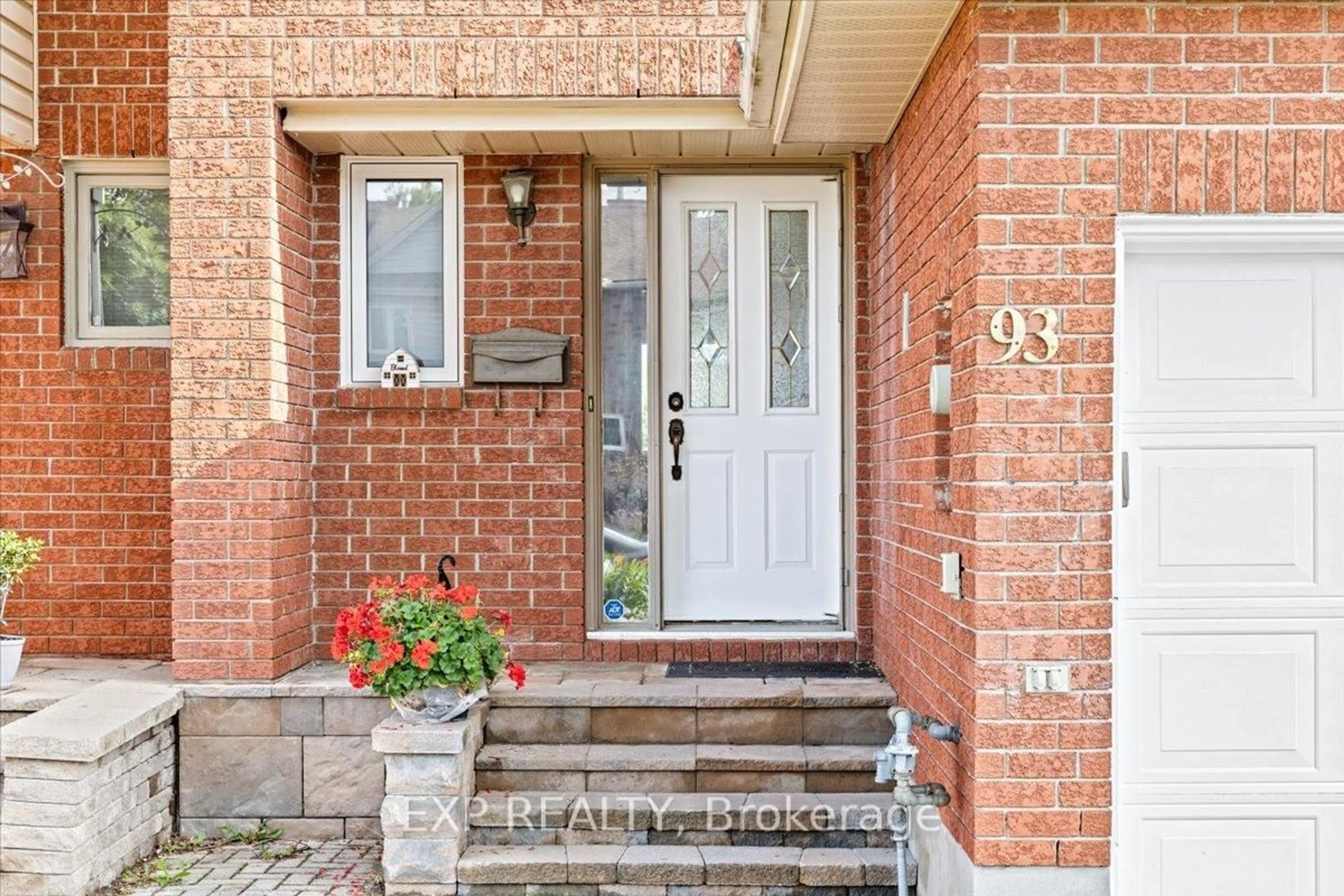 Indoor entryway for 93 Cedarock Dr, Ottawa Ontario K2M 2H5