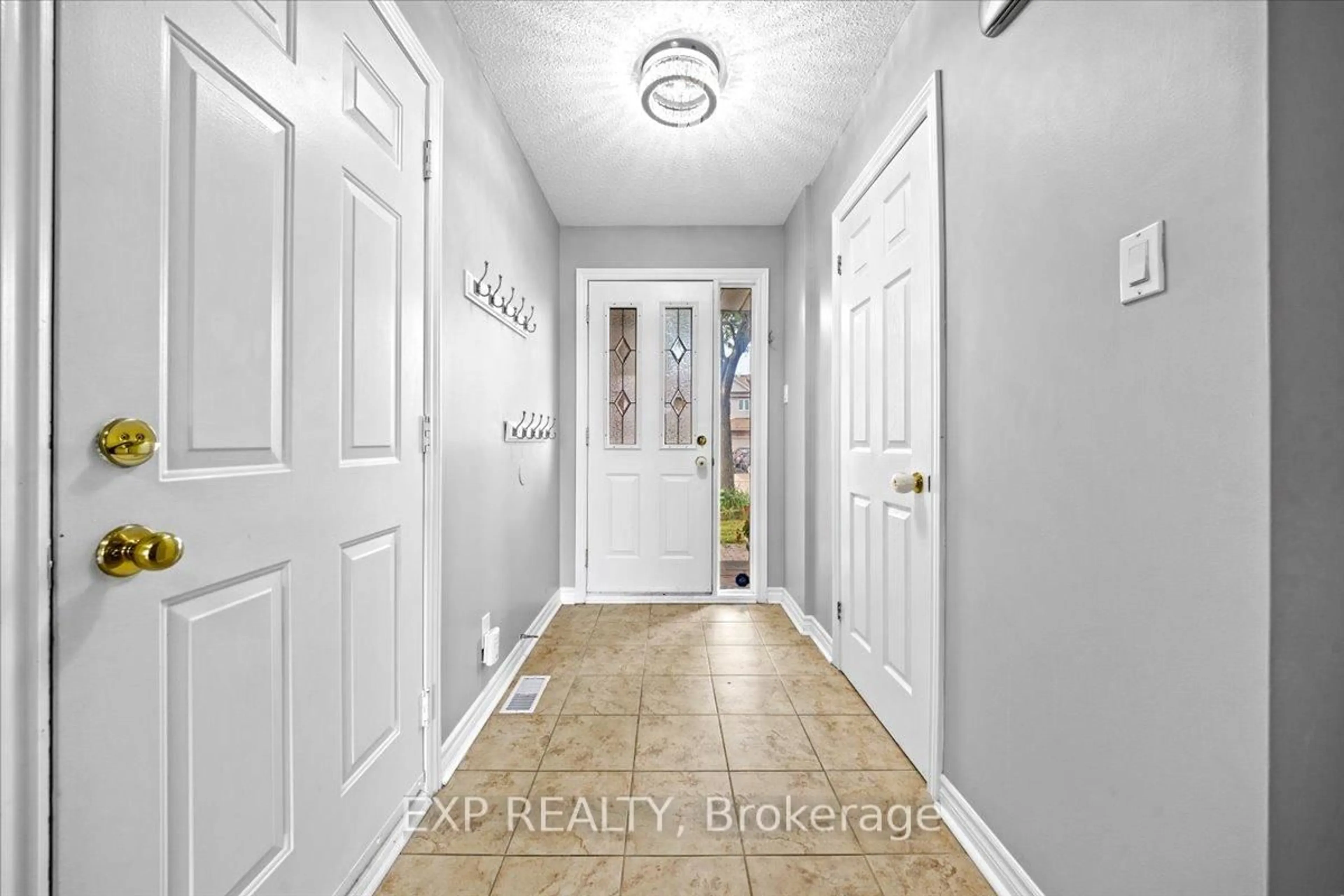 Indoor entryway for 93 Cedarock Dr, Ottawa Ontario K2M 2H5
