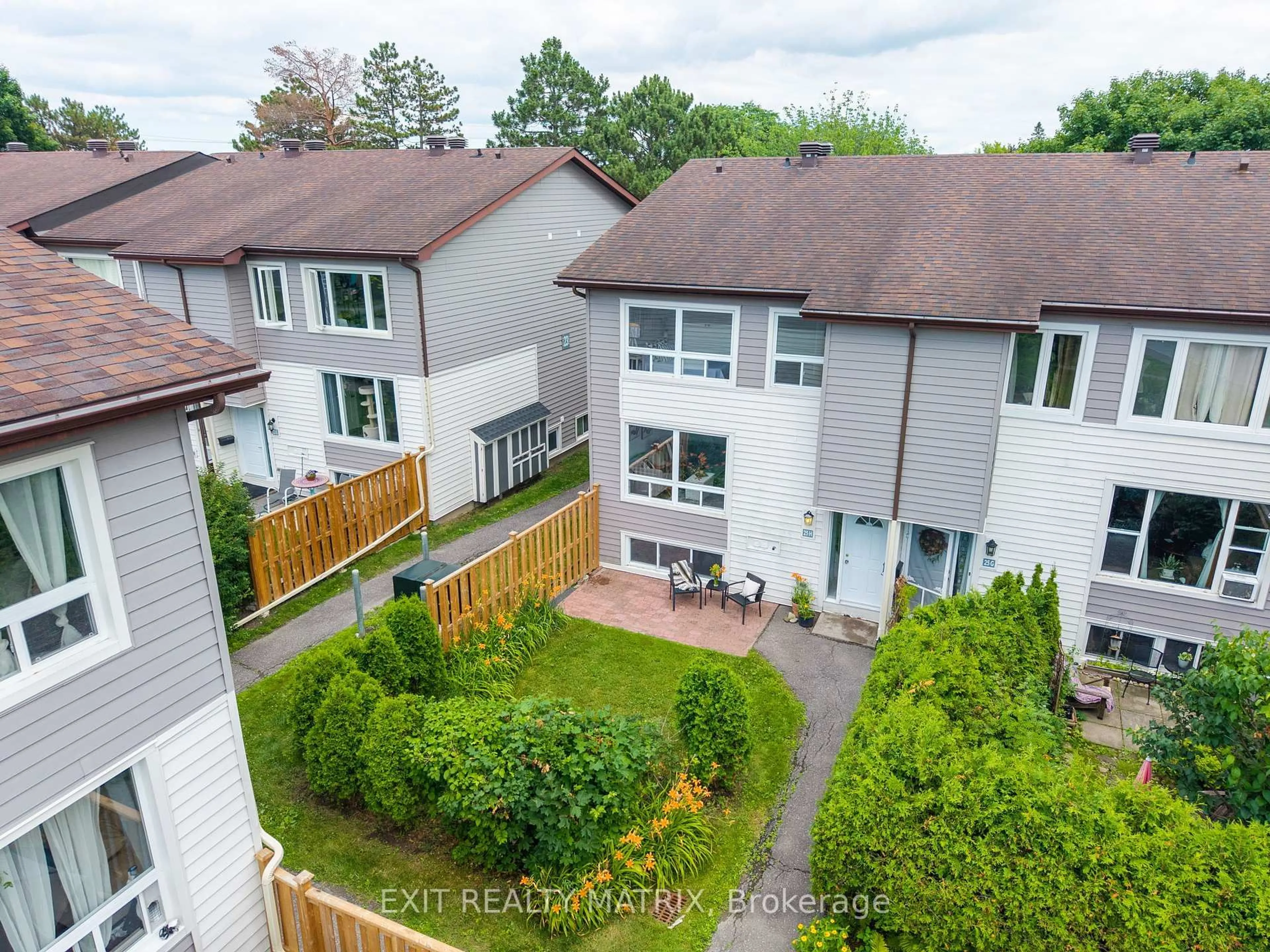 A pic from outside/outdoor area/front of a property/back of a property/a pic from drone, unknown for 25H Banner Rd, Ottawa Ontario K2H 8T3