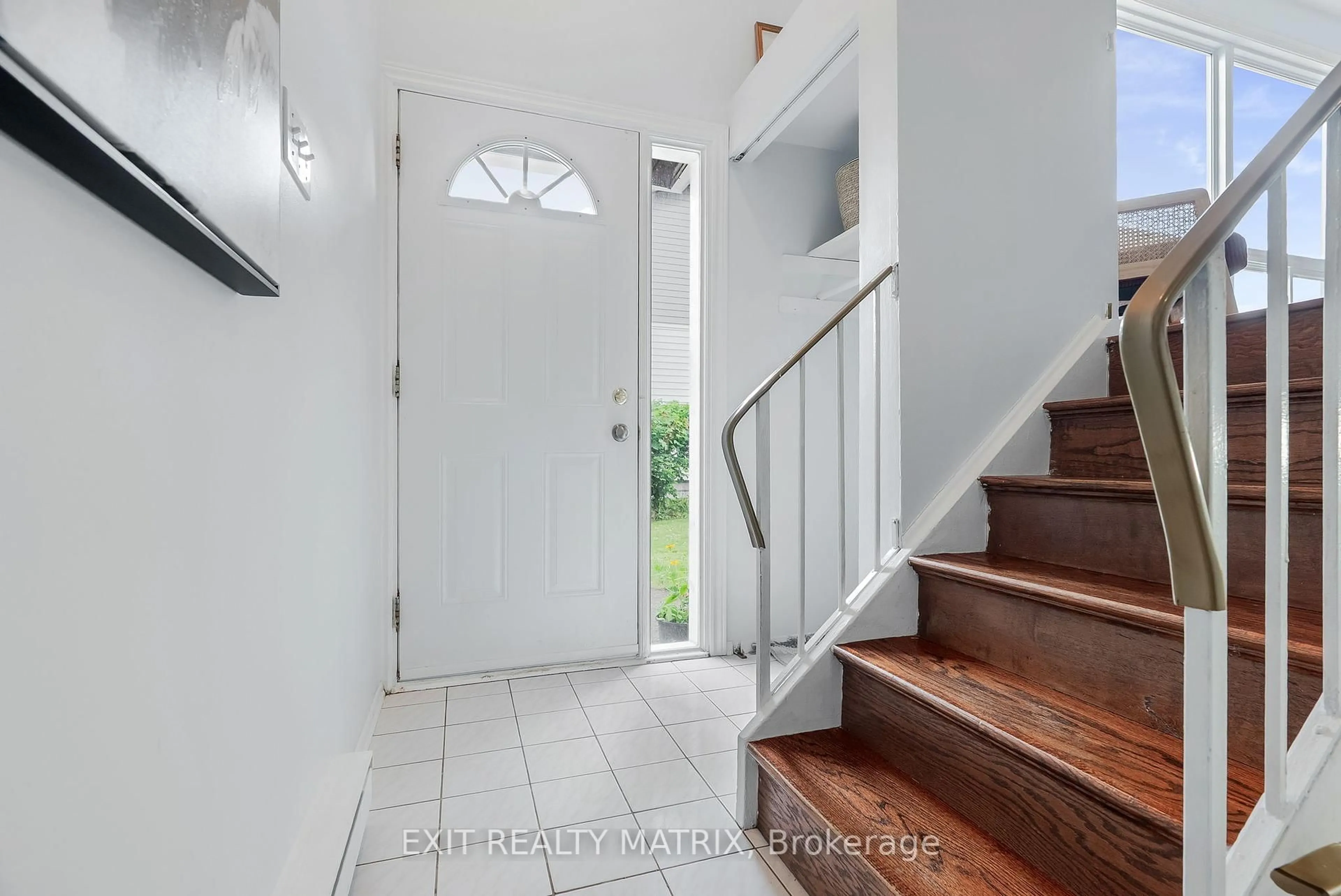Indoor entryway for 25H Banner Rd, Ottawa Ontario K2H 8T3