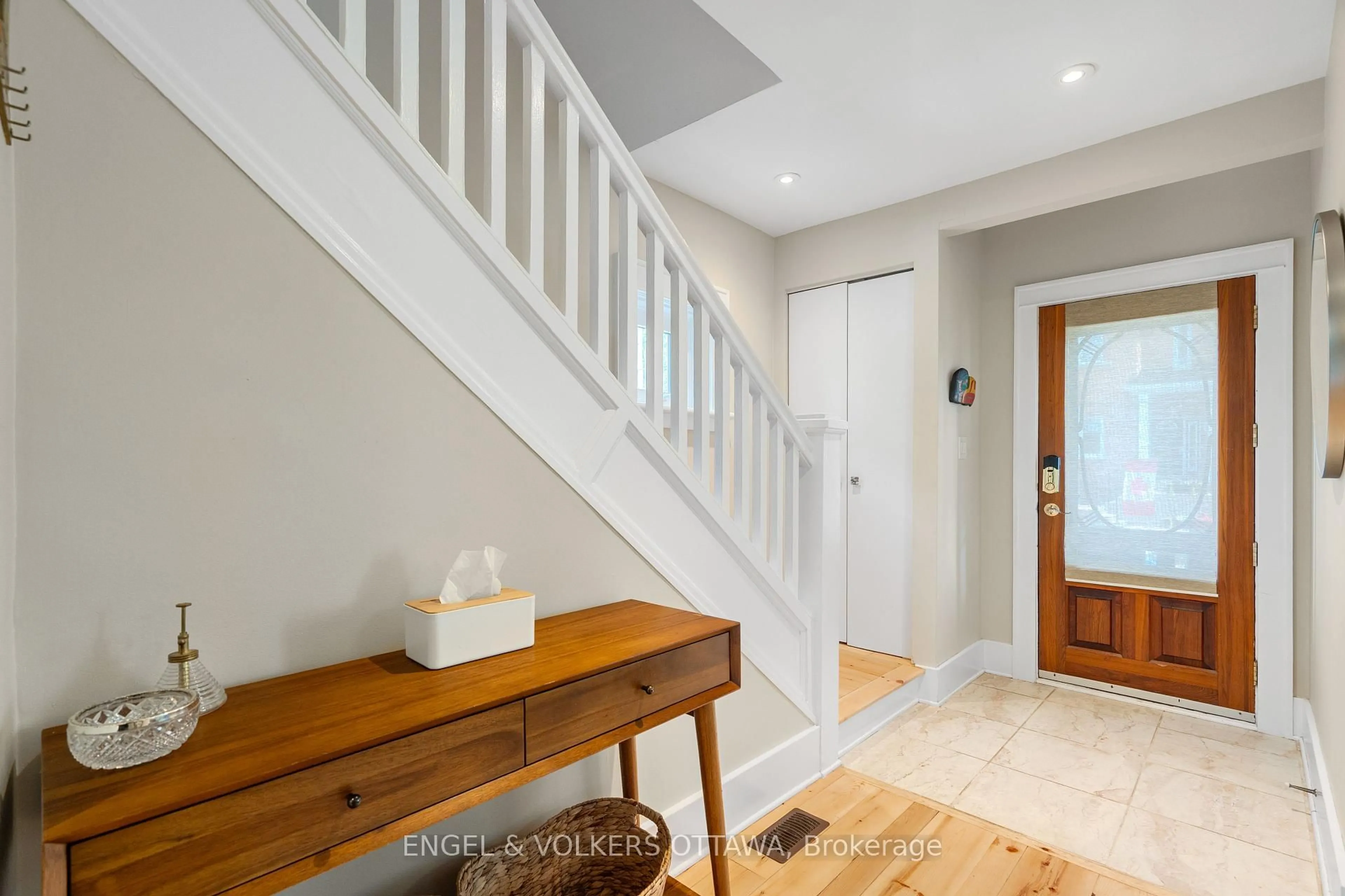 Indoor entryway for 5 Raleigh St, Ottawa Ontario K1S 3C3