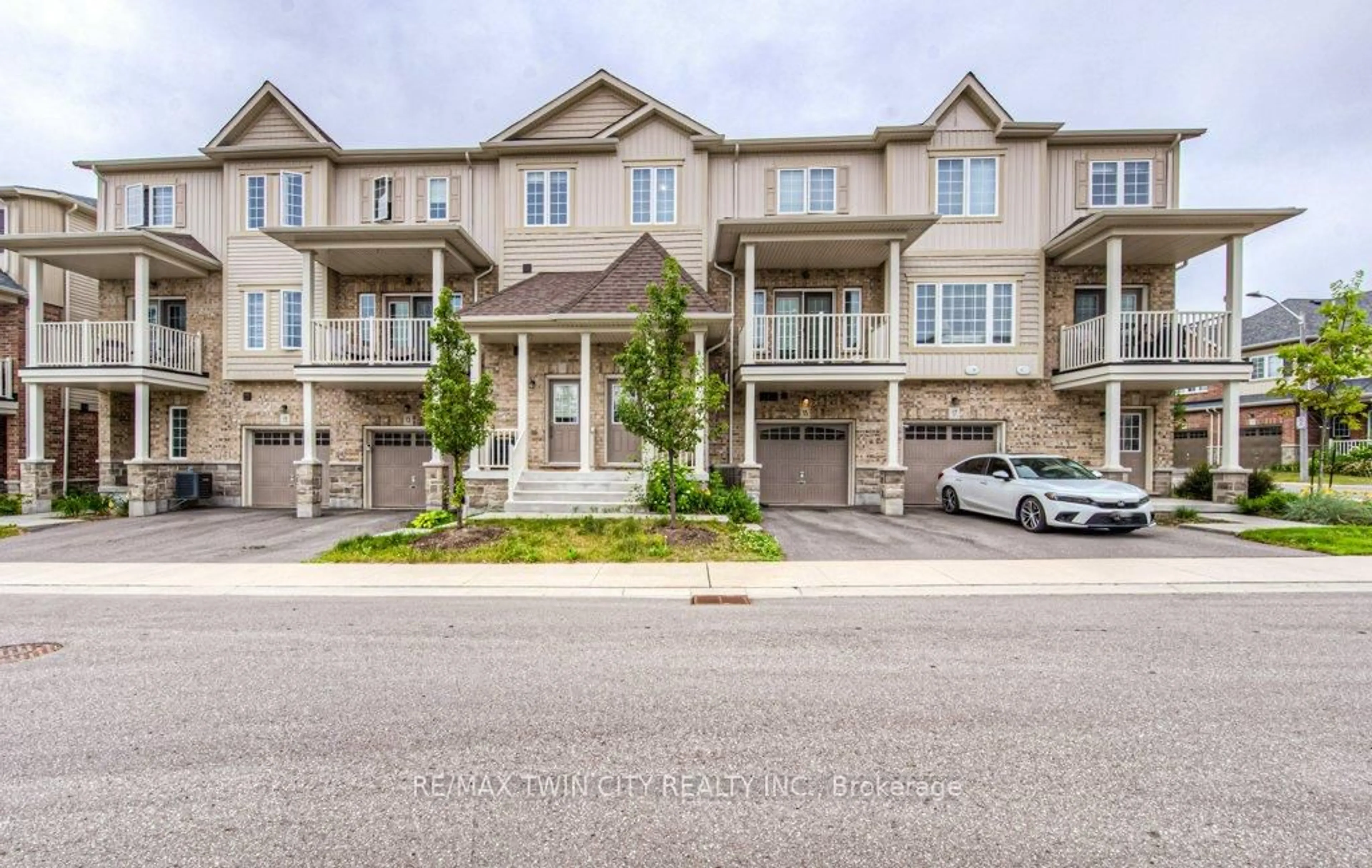 A pic from outside/outdoor area/front of a property/back of a property/a pic from drone, street for 15 Dewberry Dr, Kitchener Ontario N2B 0A9