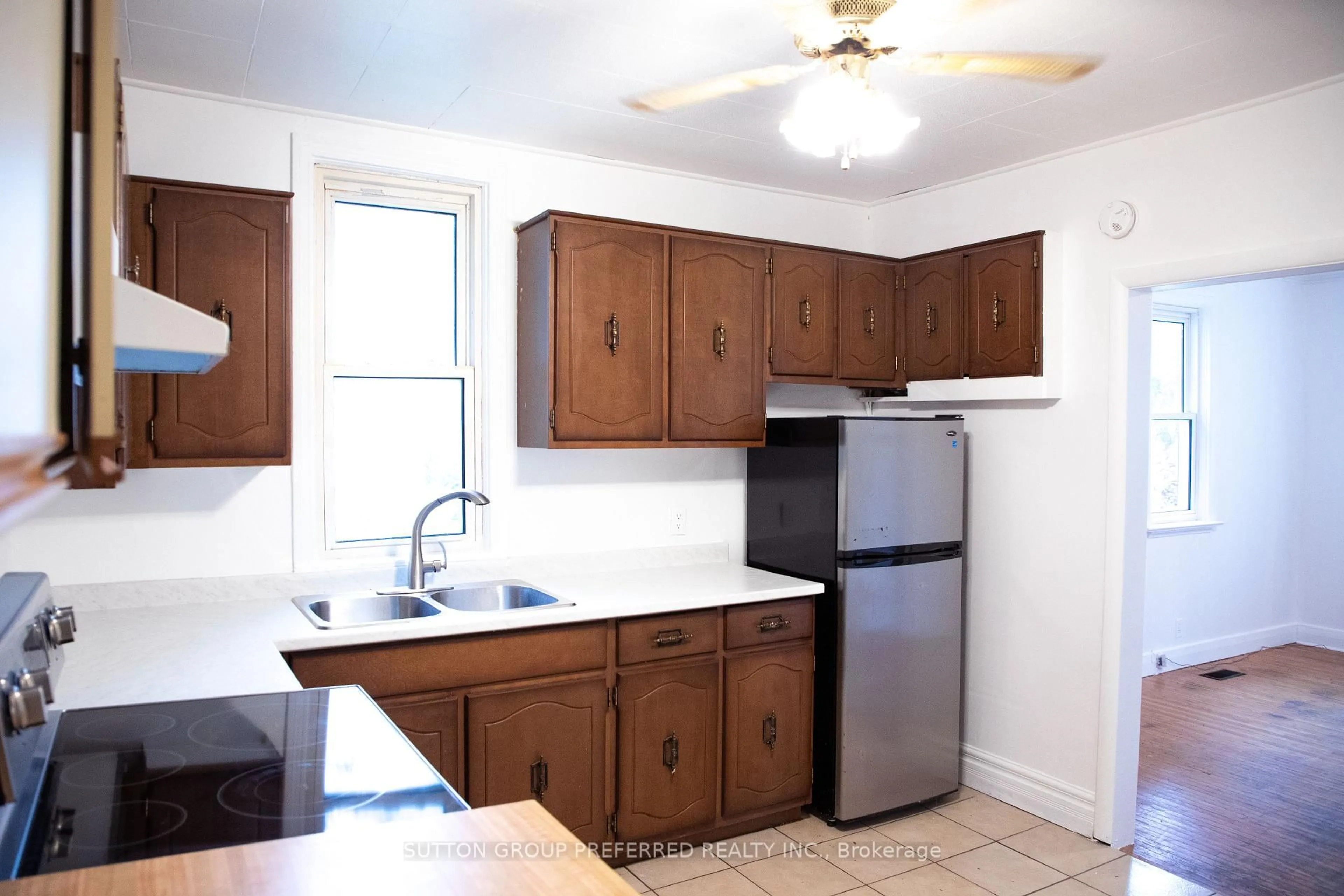 Standard kitchen, unknown for 136 Boullee St, London East Ontario N5Y 1T7