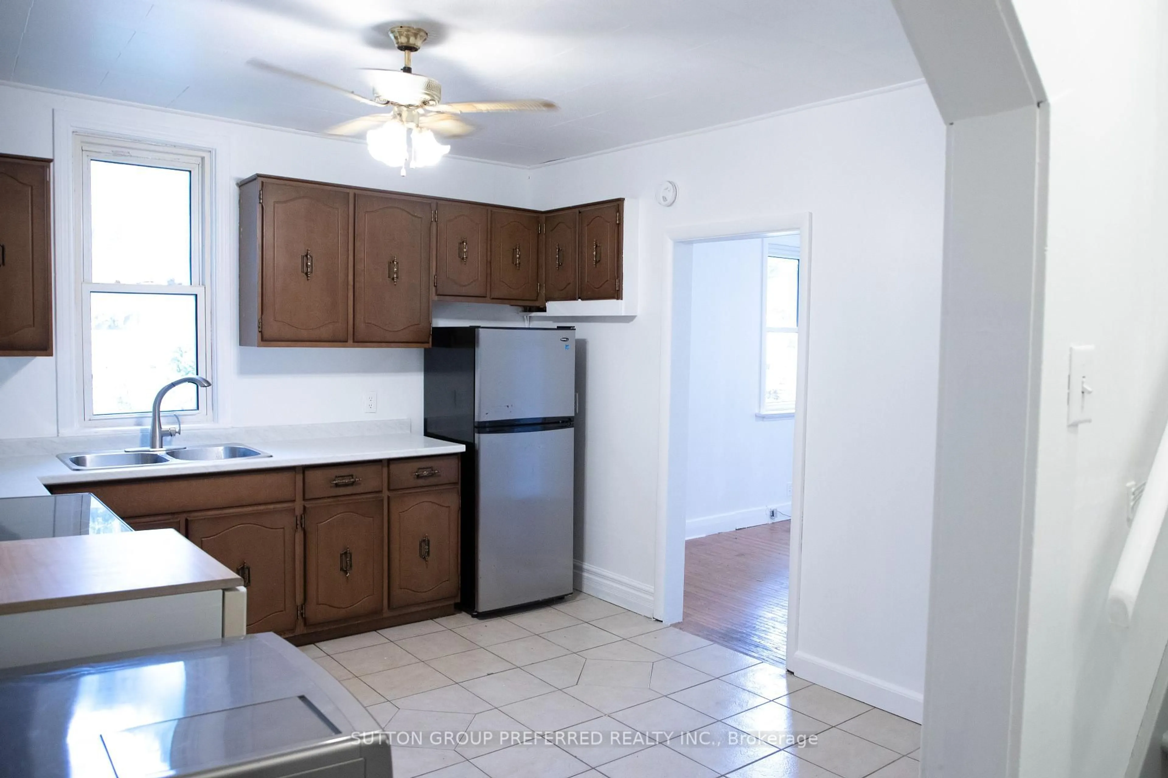Standard kitchen, ceramic/tile floor for 136 Boullee St, London East Ontario N5Y 1T7