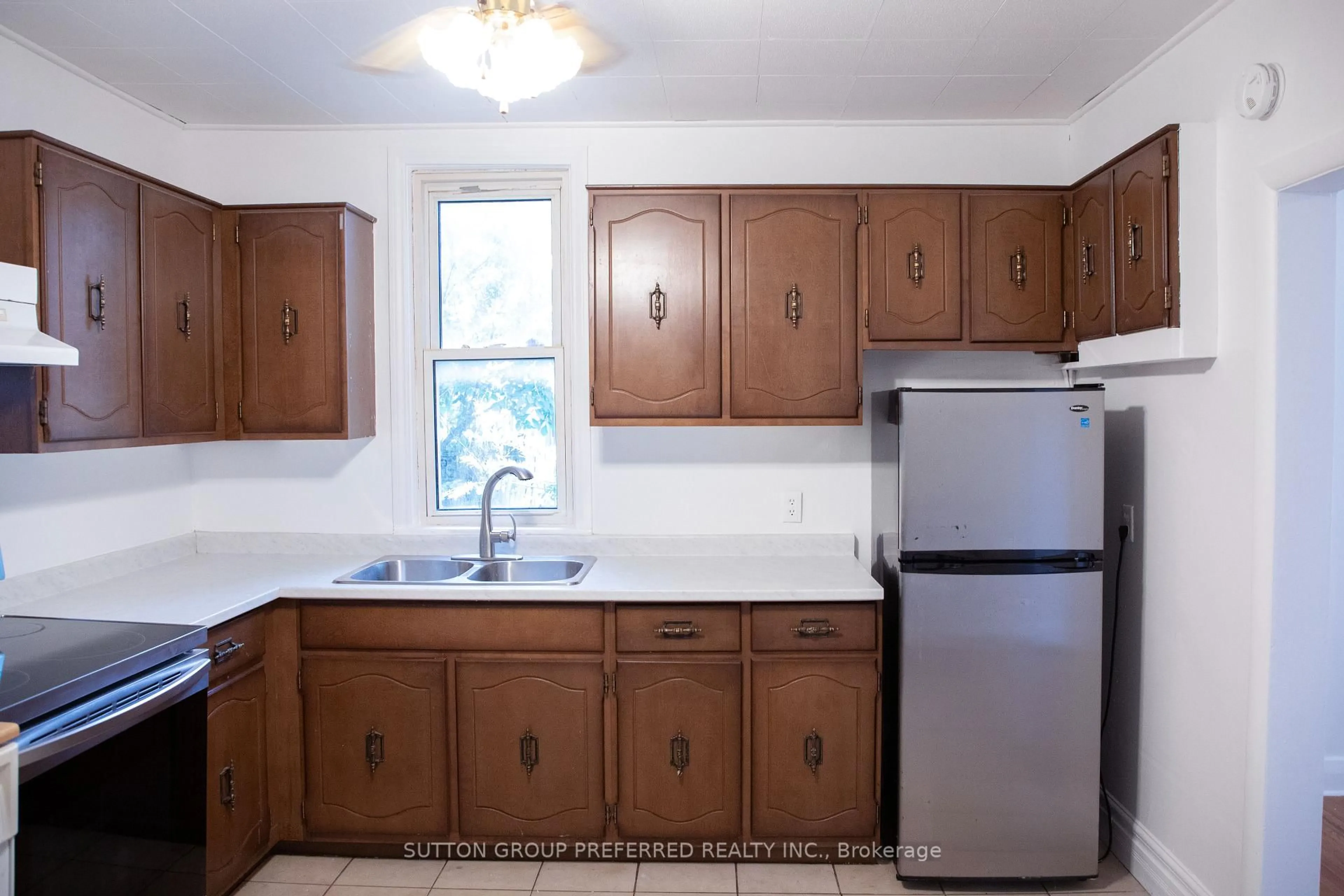 Standard kitchen, unknown for 136 Boullee St, London East Ontario N5Y 1T7
