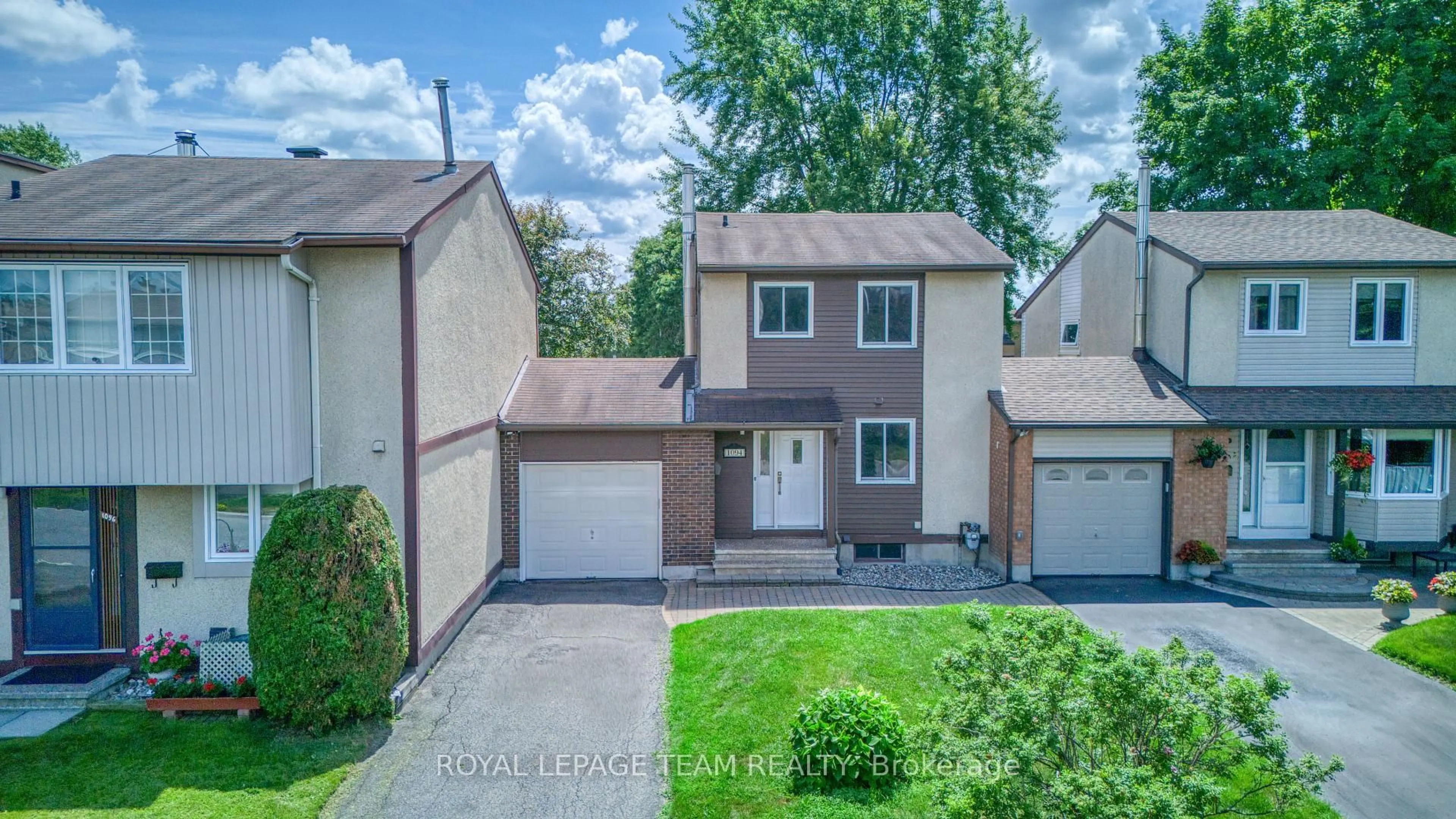 A pic from outside/outdoor area/front of a property/back of a property/a pic from drone, street for 1094 Grenoble Cres, Ottawa Ontario K1C 2C6