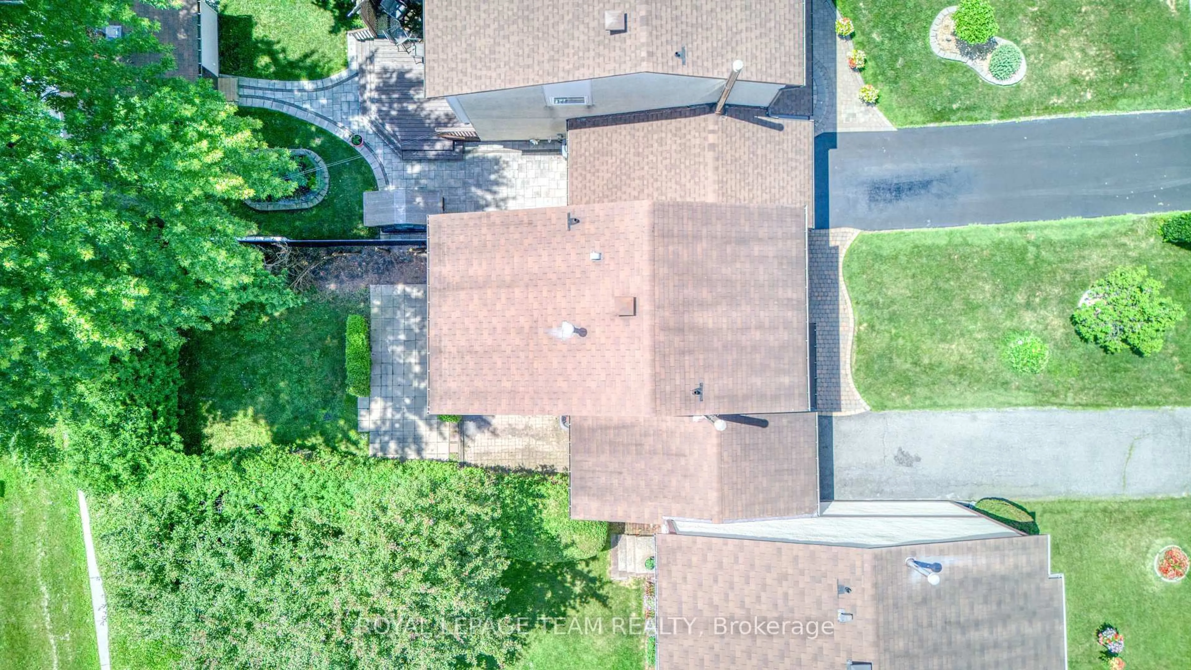 A pic from outside/outdoor area/front of a property/back of a property/a pic from drone, street for 1094 Grenoble Cres, Ottawa Ontario K1C 2C6