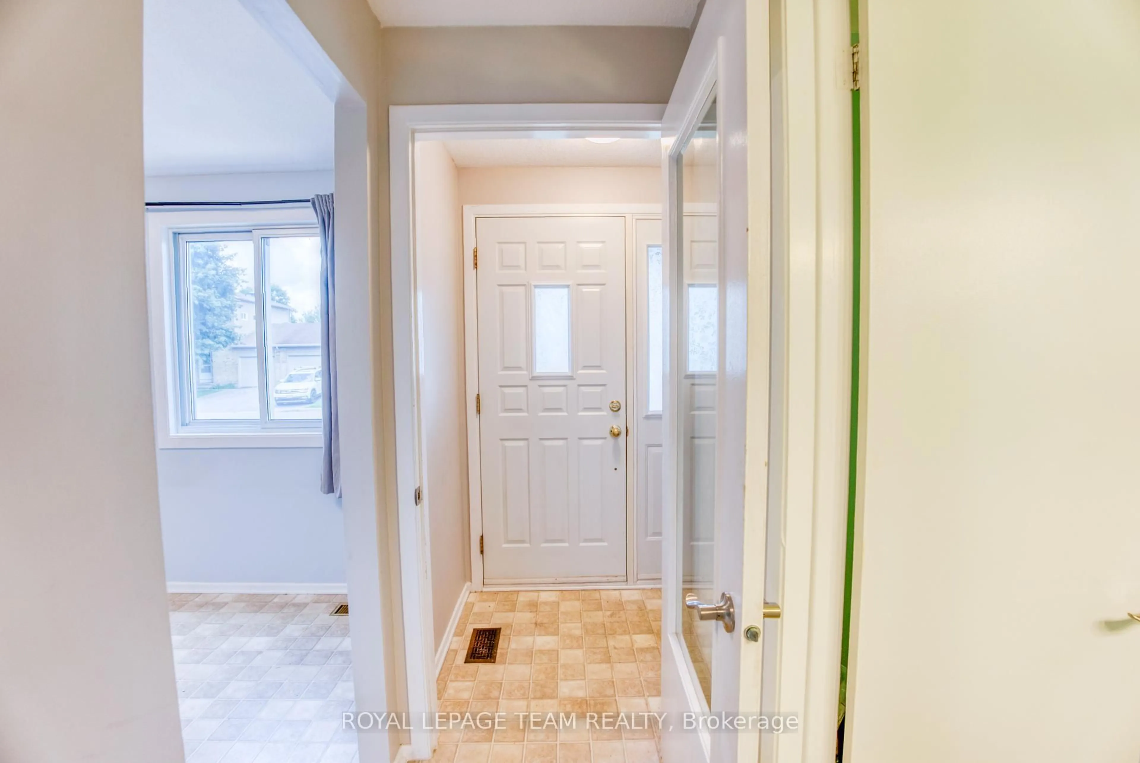 Indoor entryway for 1094 Grenoble Cres, Ottawa Ontario K1C 2C6