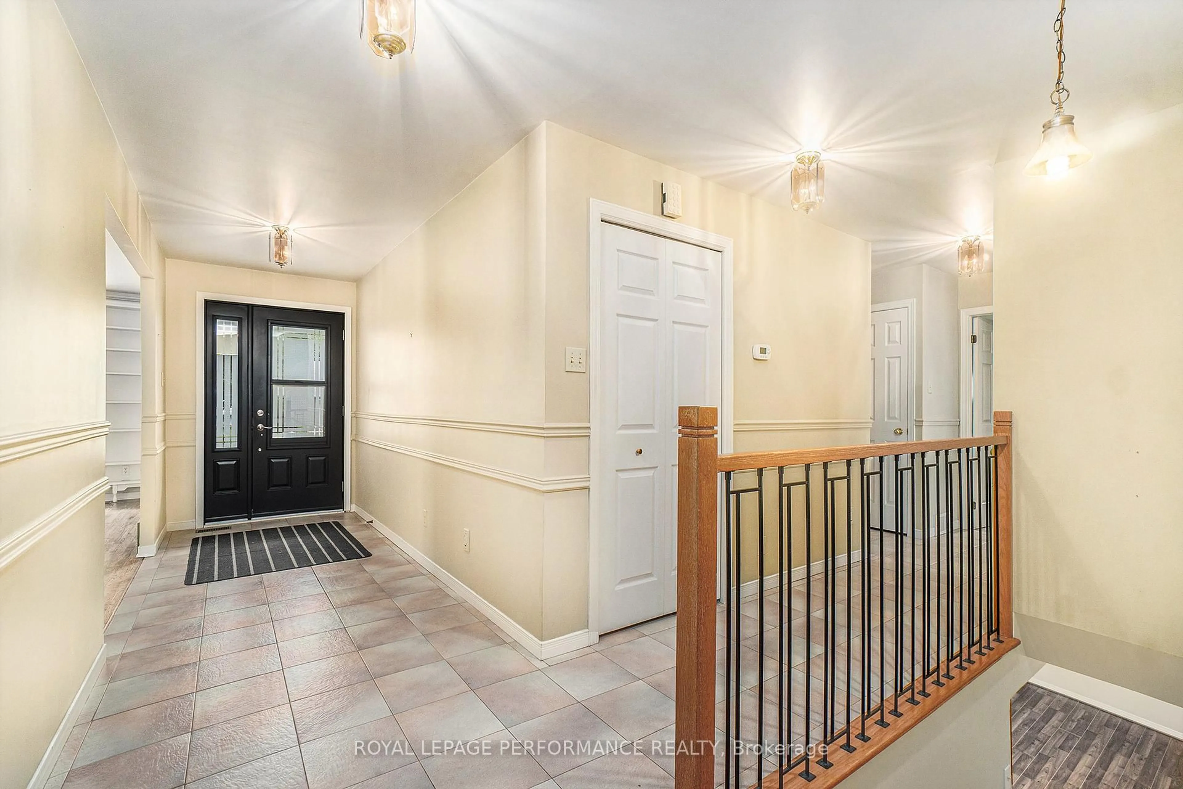 Indoor entryway for 572 Dean Dr, Cornwall Ontario K6H 6Z6
