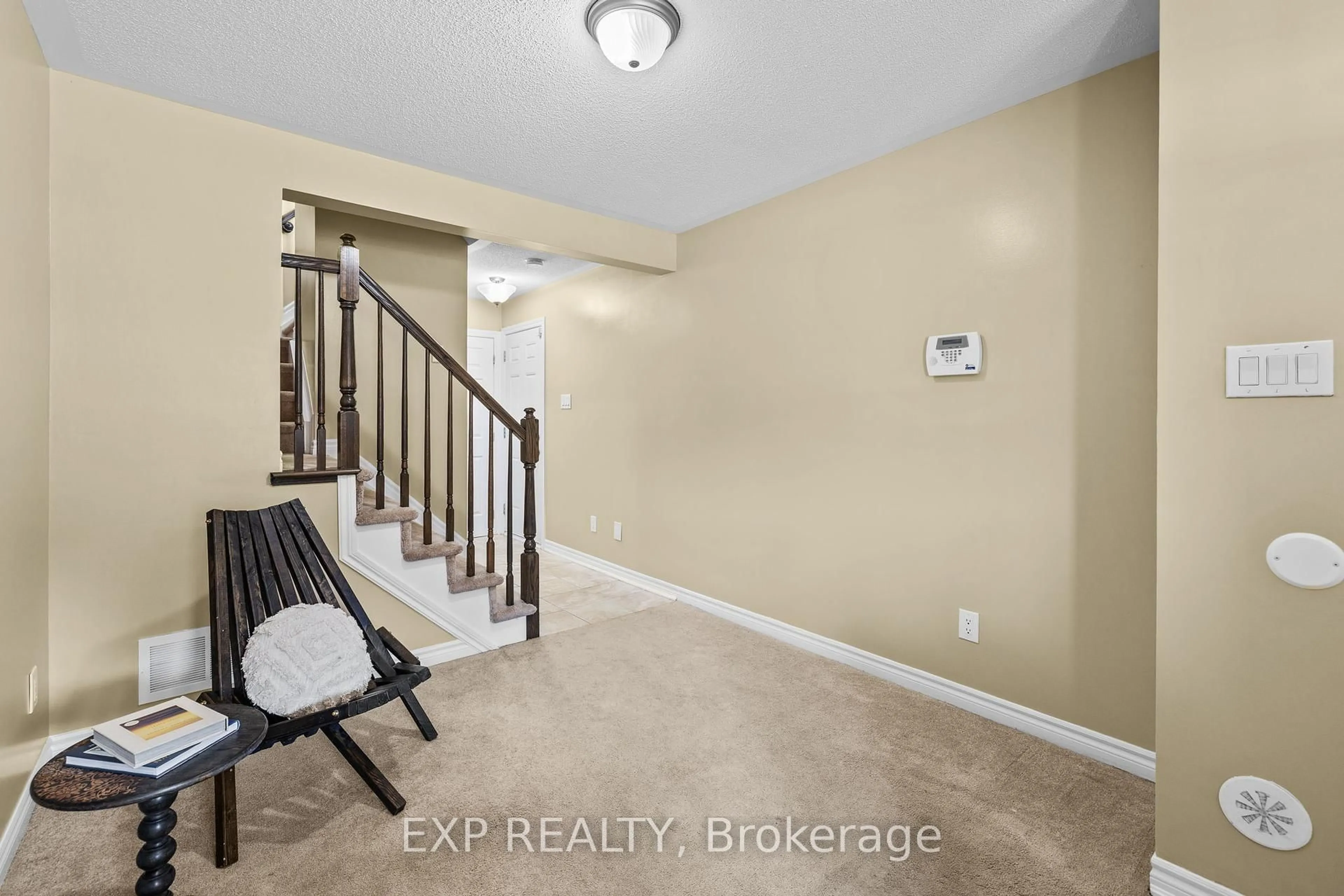 Indoor entryway for 243 Par-La-Ville Circ, Ottawa Ontario K2S 0T6