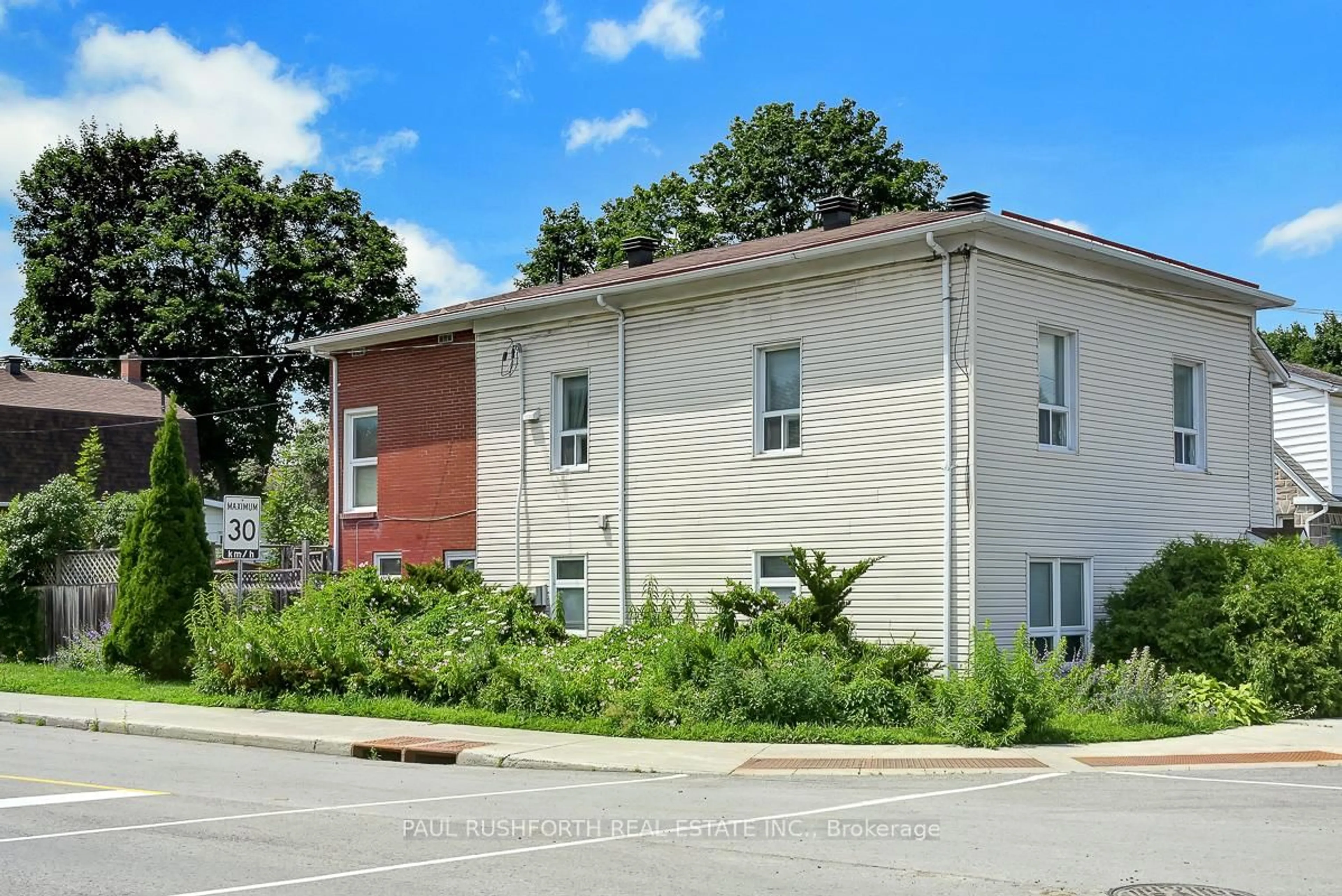 A pic from outside/outdoor area/front of a property/back of a property/a pic from drone, street for 504 Hilson Ave, Ottawa Ontario K1Z 6C7