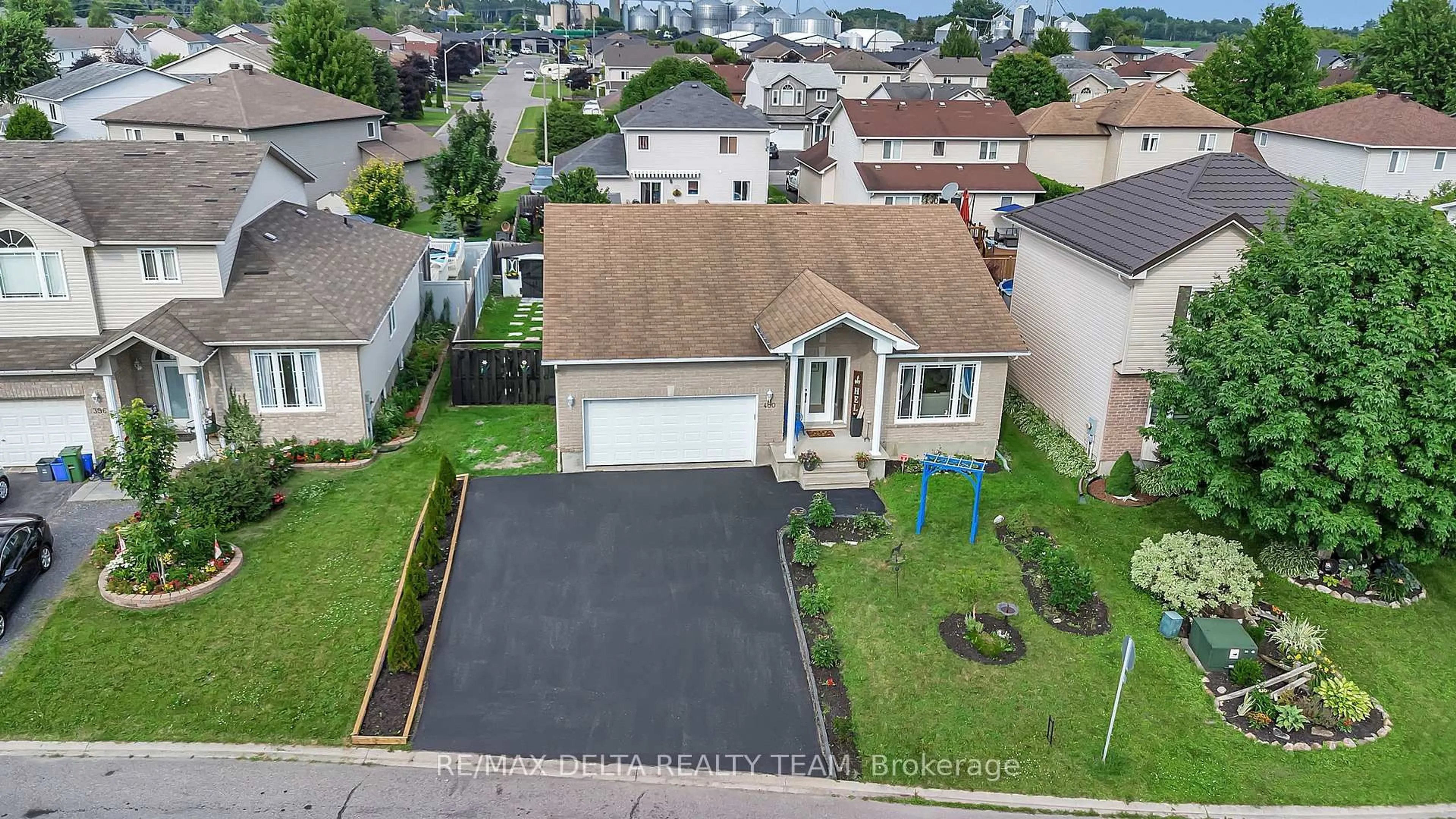 A pic from outside/outdoor area/front of a property/back of a property/a pic from drone, street for 400 Centenaire St, Russell Ontario K0A 1W0