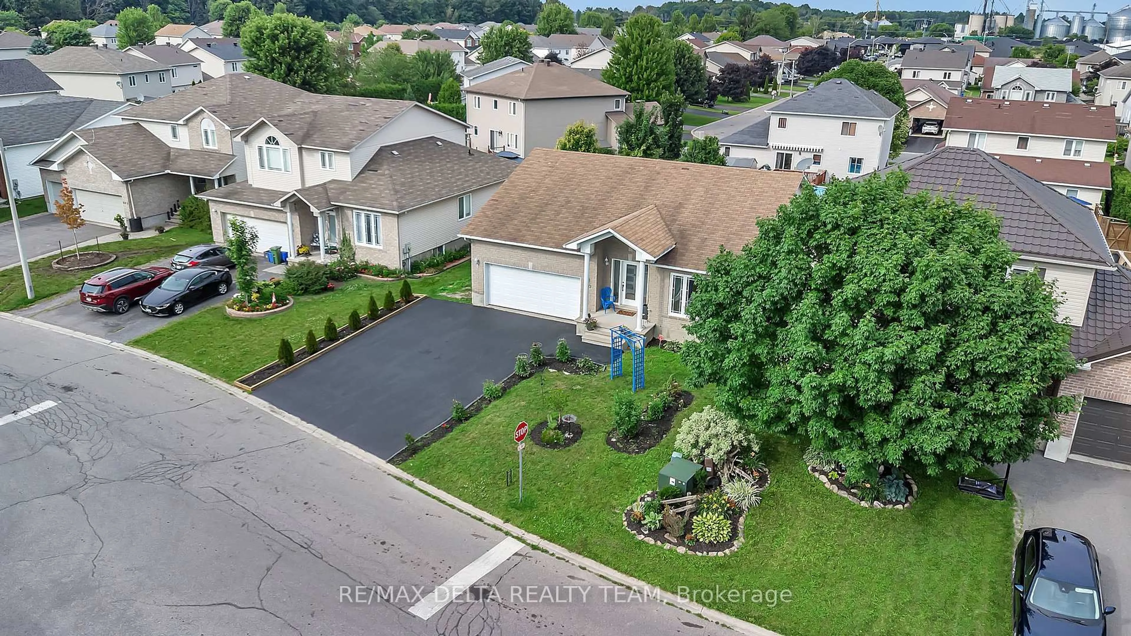 A pic from outside/outdoor area/front of a property/back of a property/a pic from drone, street for 400 Centenaire St, Russell Ontario K0A 1W0