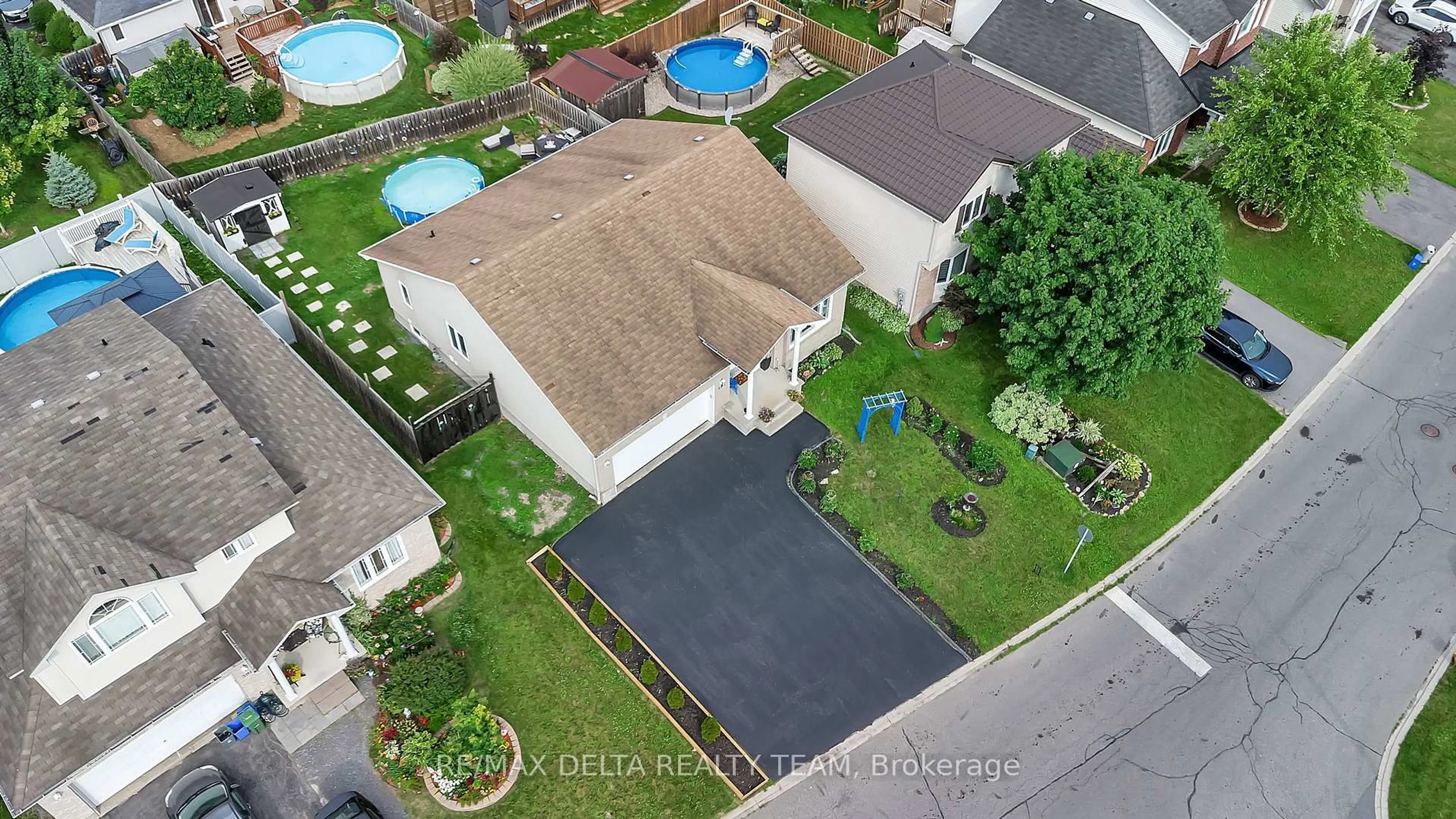 A pic from outside/outdoor area/front of a property/back of a property/a pic from drone, street for 400 Centenaire St, Russell Ontario K0A 1W0