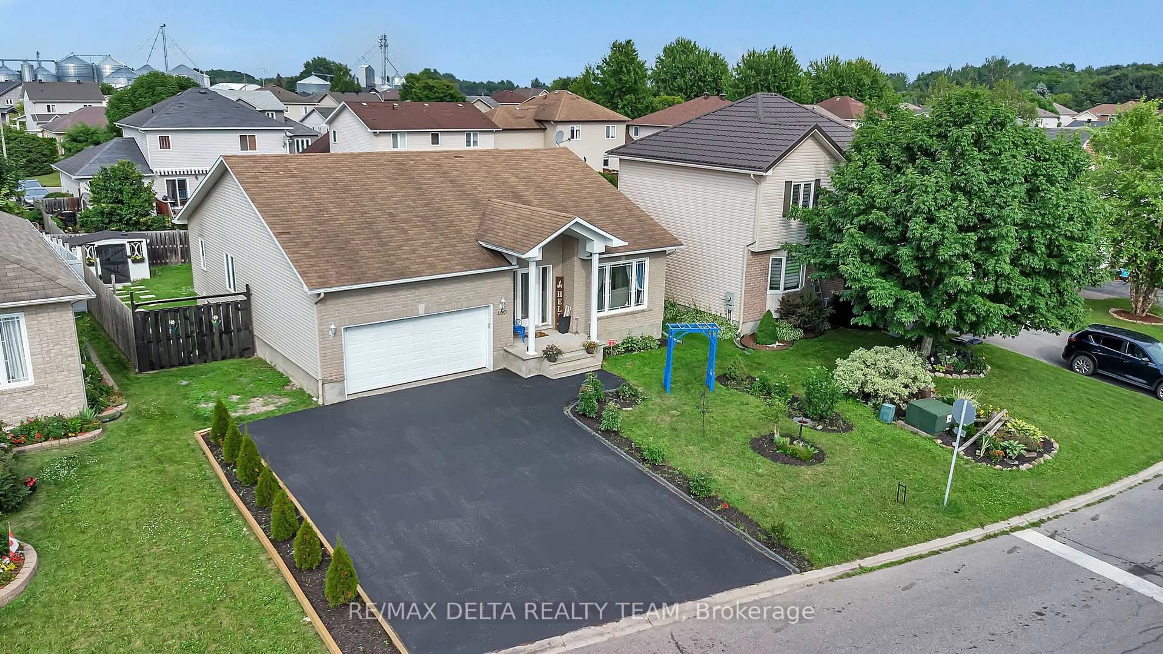 A pic from outside/outdoor area/front of a property/back of a property/a pic from drone, street for 400 Centenaire St, Russell Ontario K0A 1W0