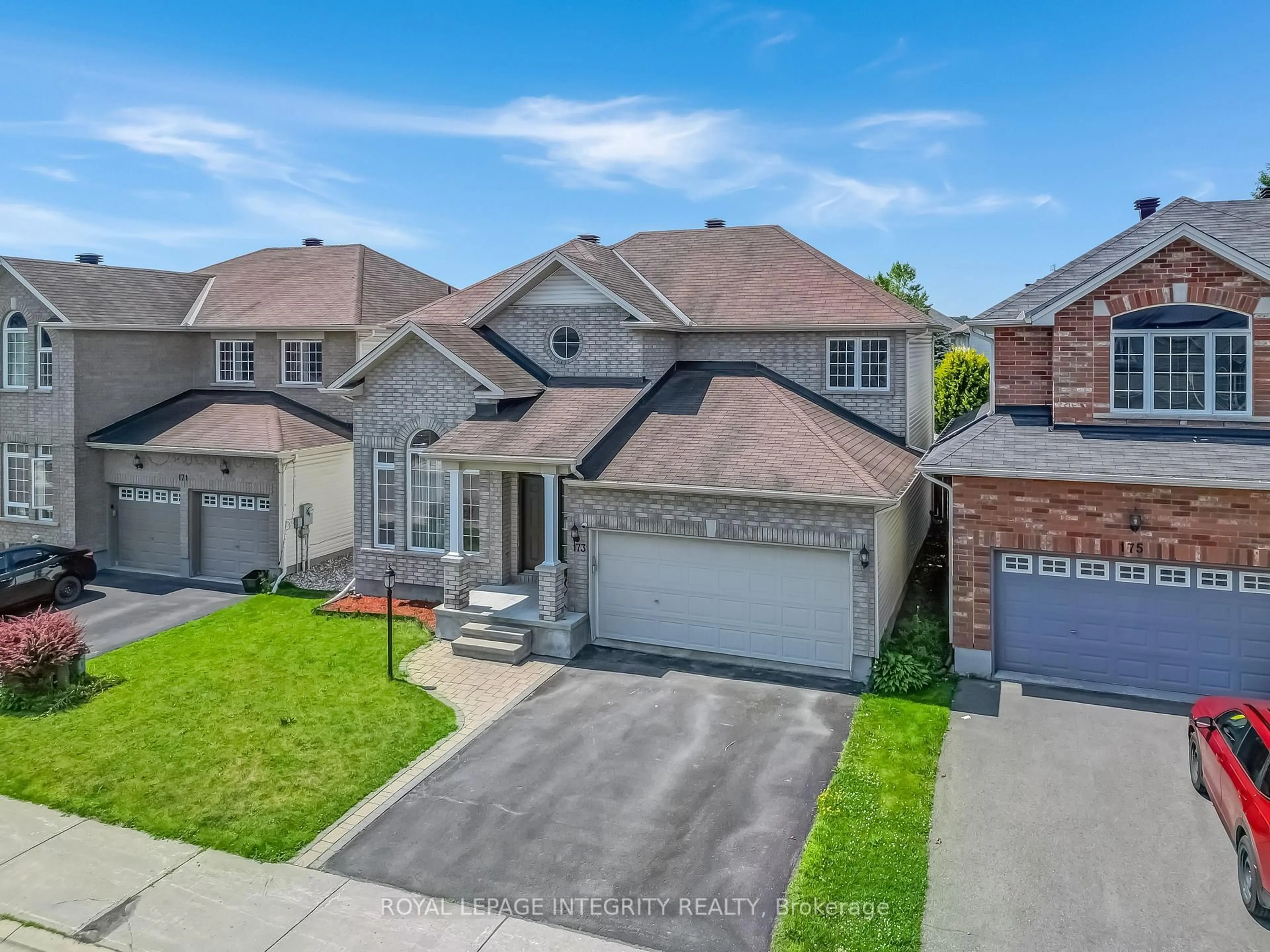 A pic from outside/outdoor area/front of a property/back of a property/a pic from drone, street for 173 Lamplighters Dr, Ottawa Ontario K2J 0K9