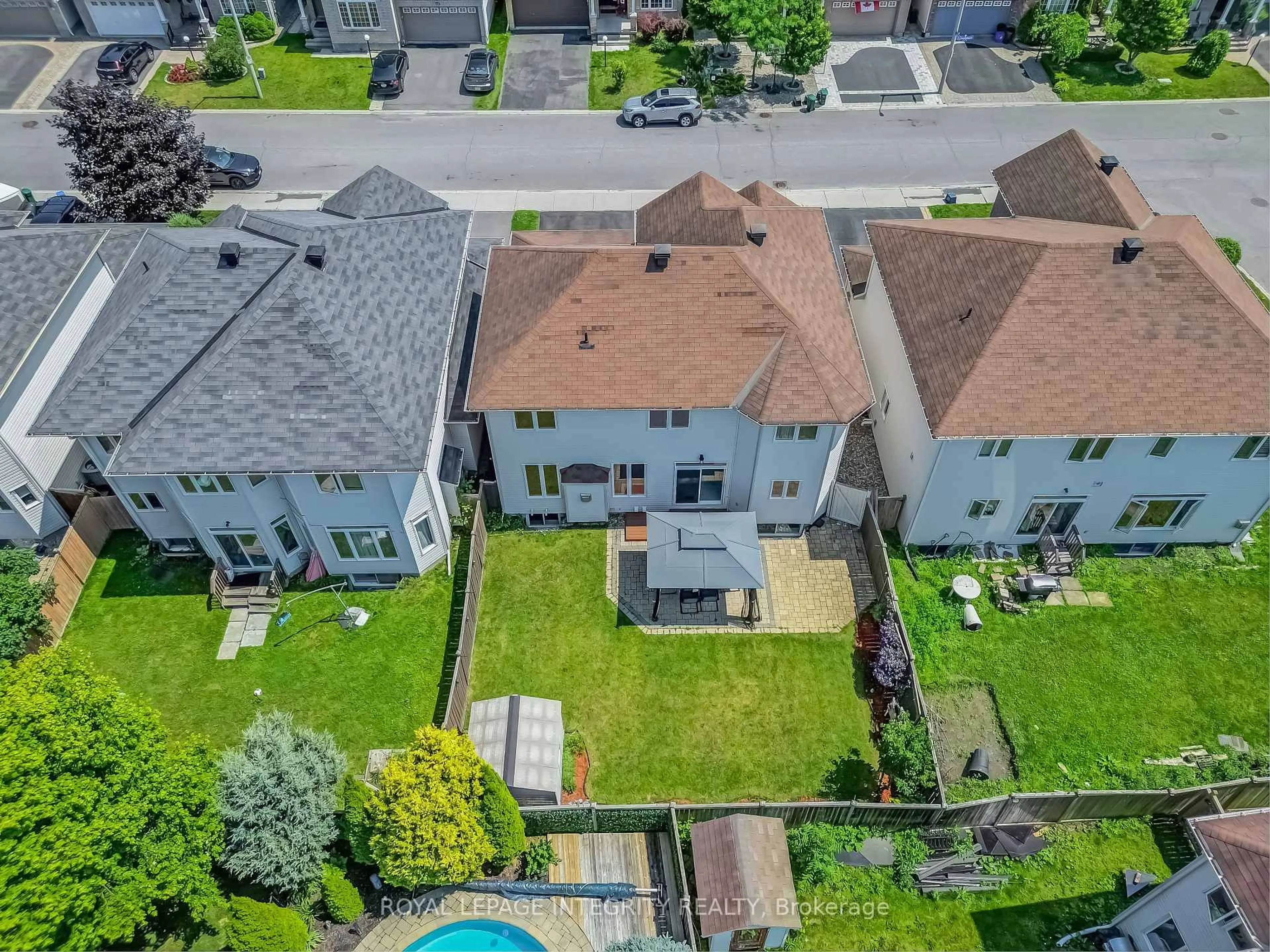 A pic from outside/outdoor area/front of a property/back of a property/a pic from drone, street for 173 Lamplighters Dr, Ottawa Ontario K2J 0K9