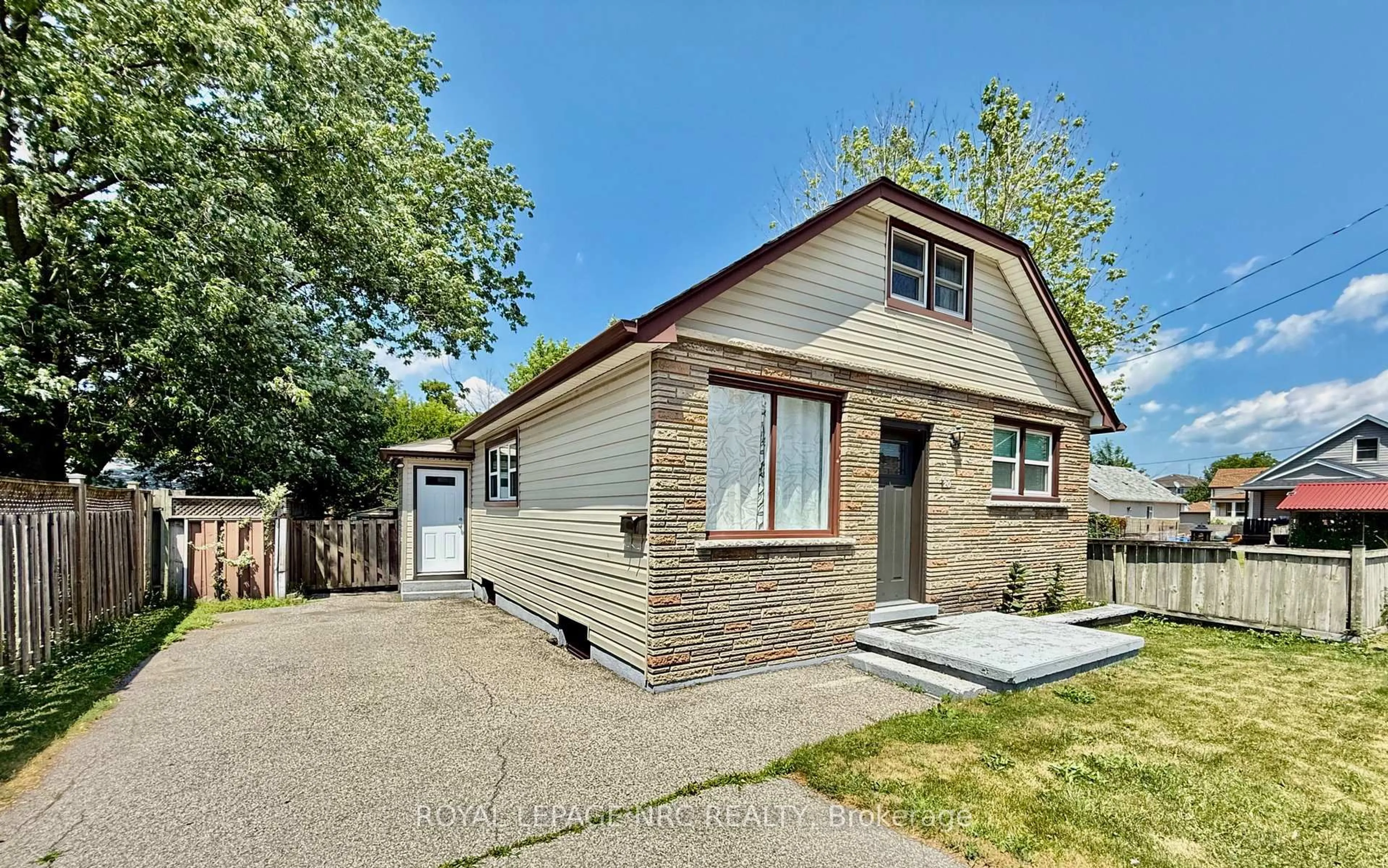 Home with brick exterior material, street for 20 Richmond St, Thorold Ontario L2V 3G4