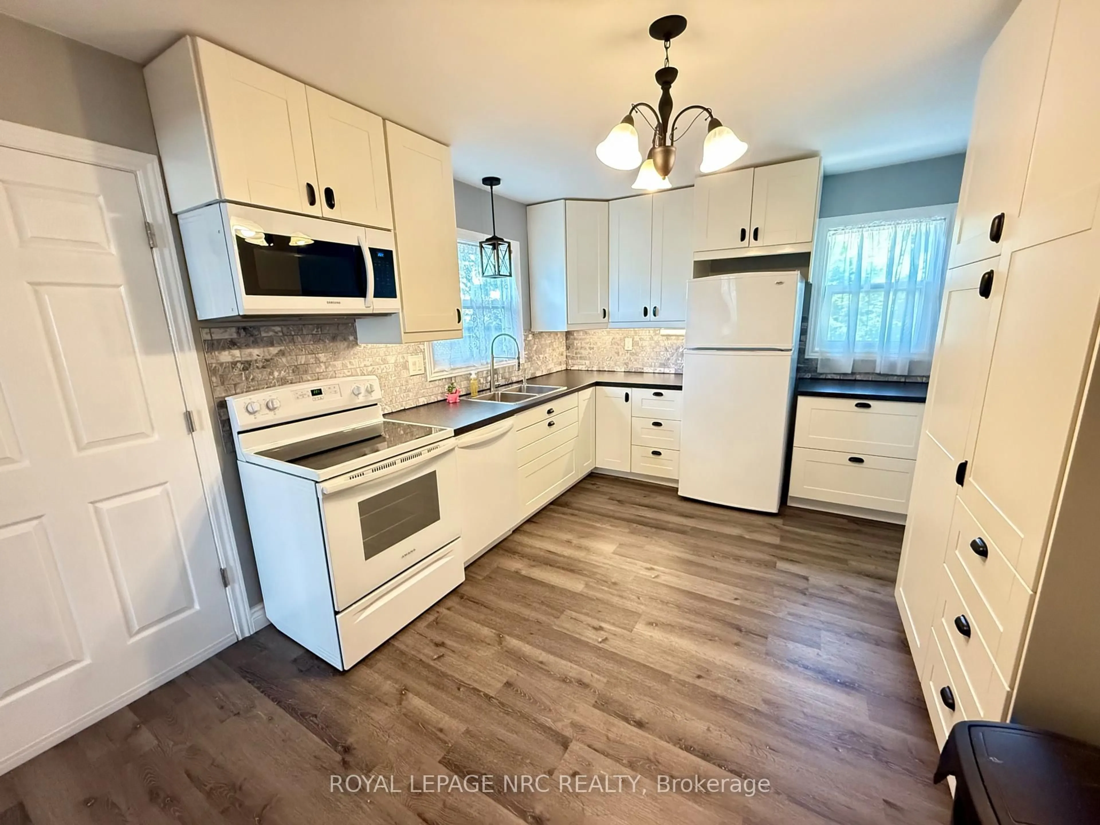 Standard kitchen, unknown for 20 Richmond St, Thorold Ontario L2V 3G4