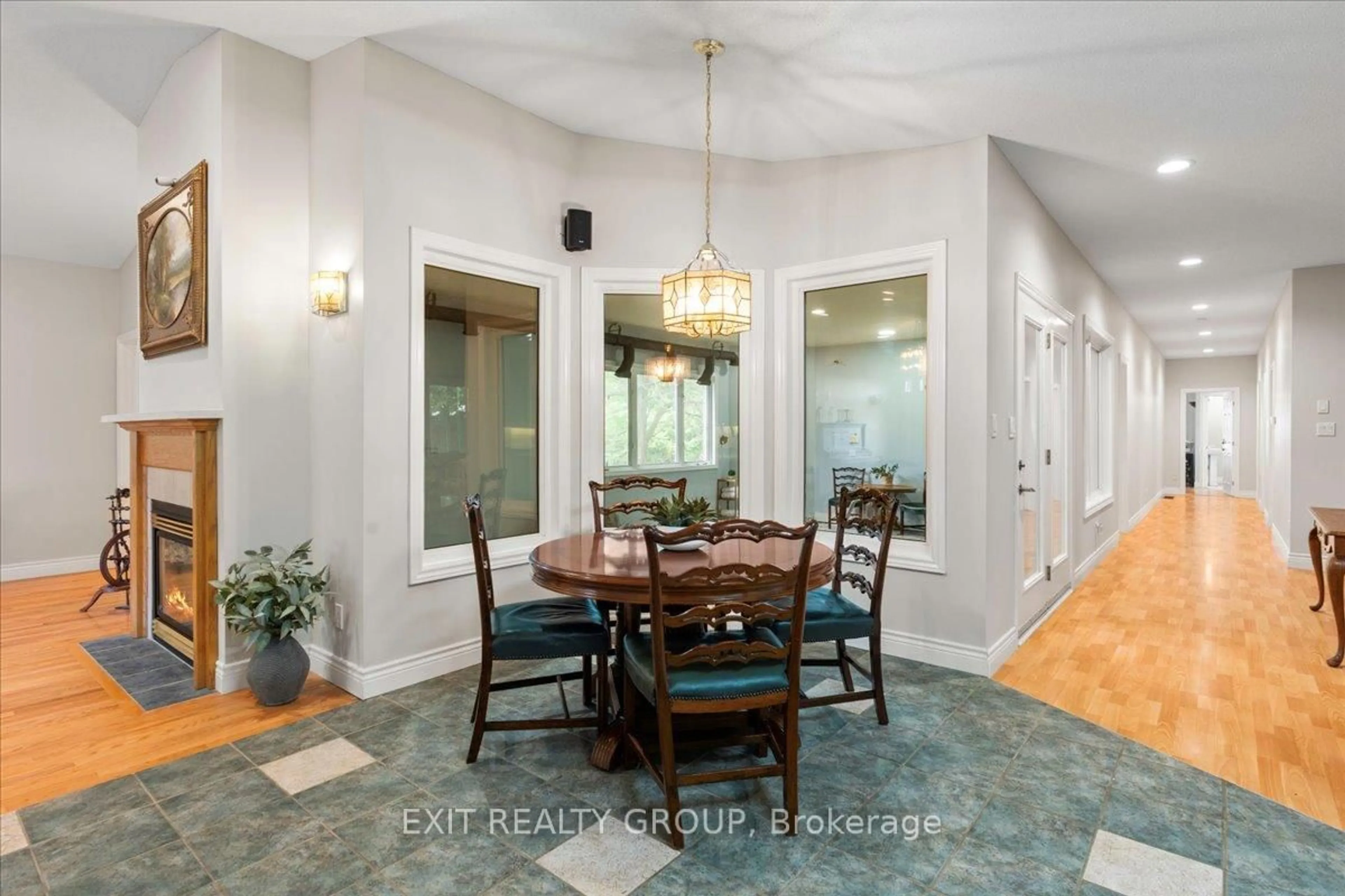 Dining room, ceramic/tile floor for 33 Carrying Place Rd, Quinte West Ontario K8V 3E6