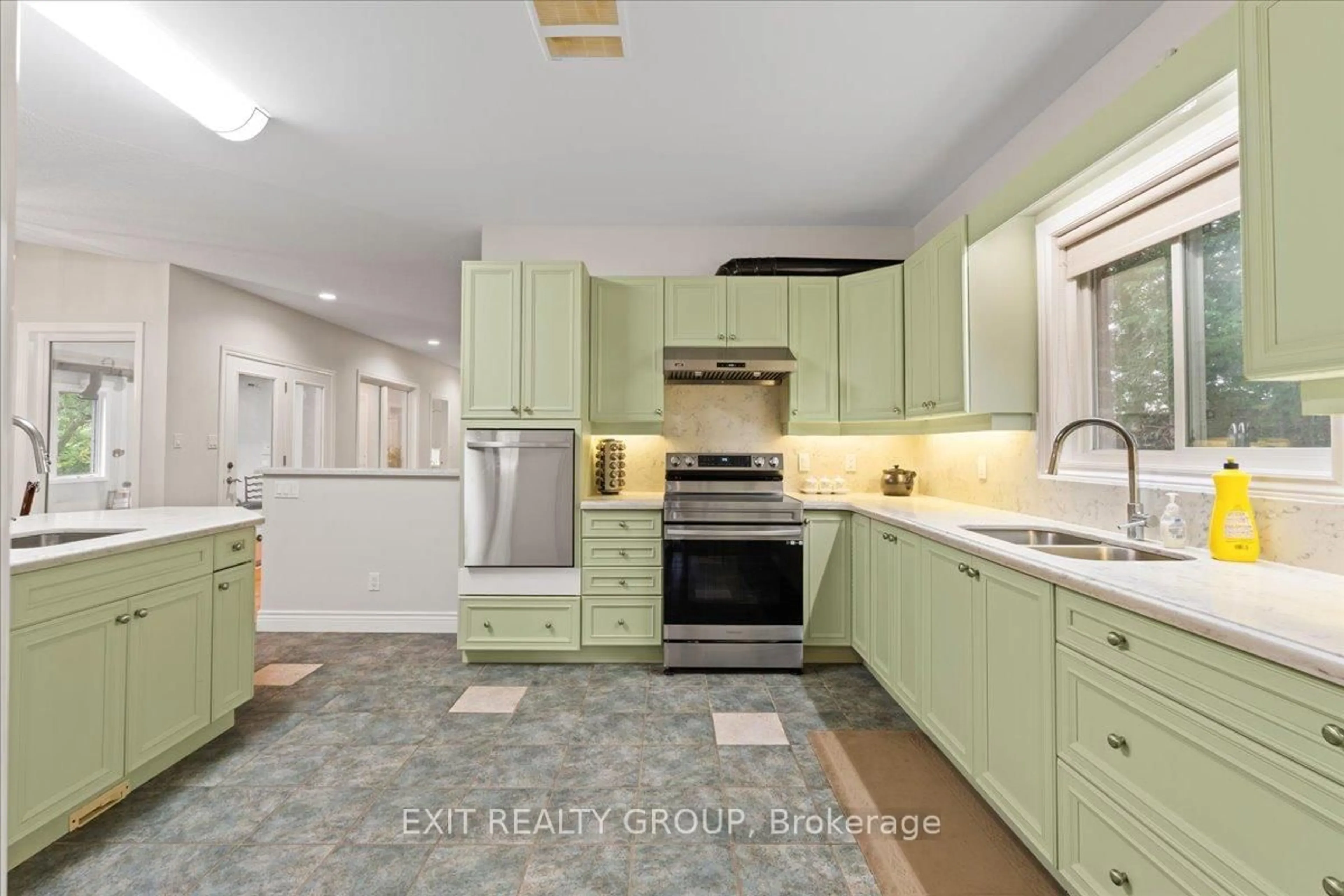 Open concept kitchen, ceramic/tile floor for 33 Carrying Place Rd, Quinte West Ontario K8V 3E6