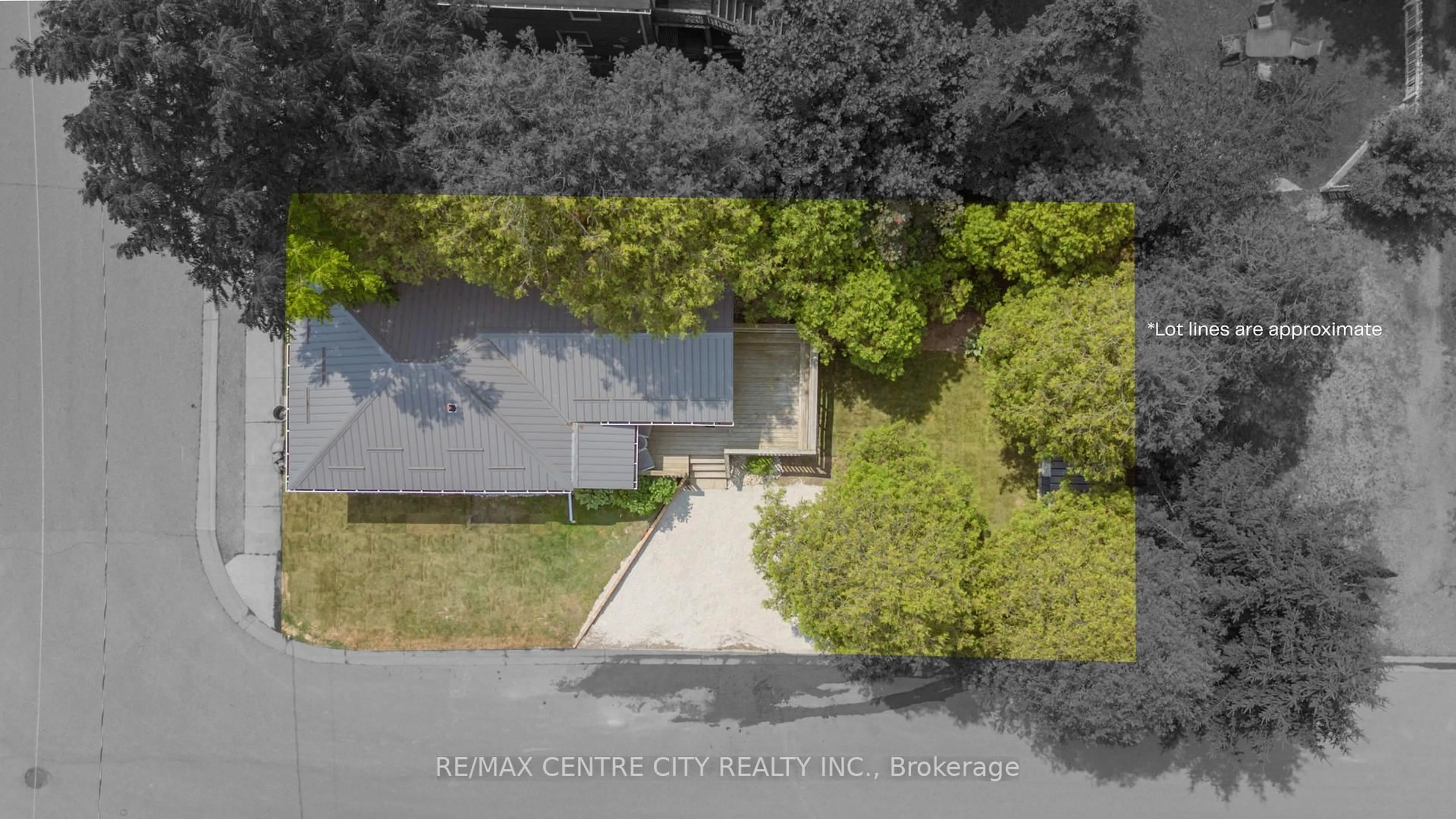 A pic from outside/outdoor area/front of a property/back of a property/a pic from drone, street for 277 Charlotte St, Central Elgin Ontario N5L 1A8