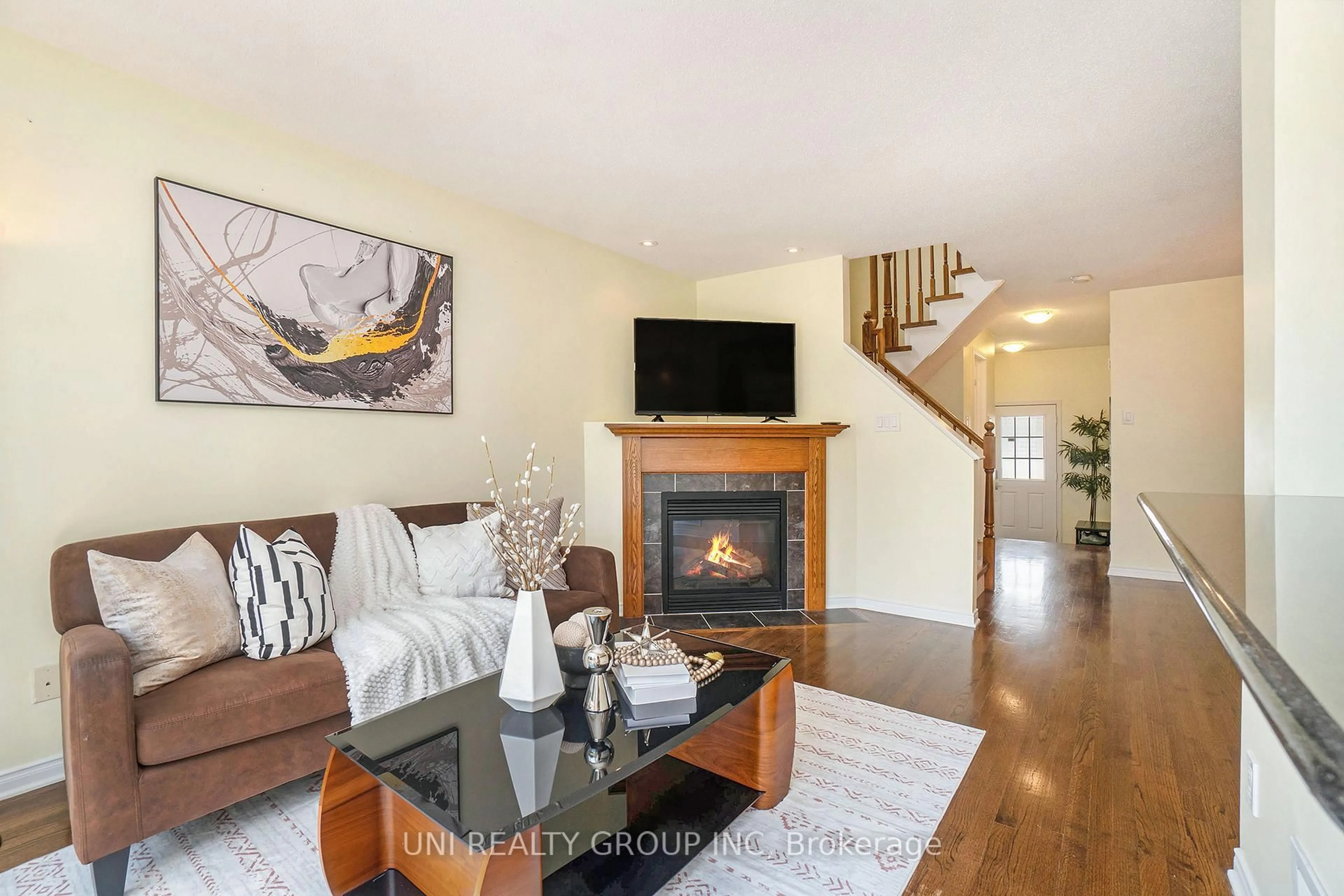 Living room with furniture, wood/laminate floor for 80 CHESAPEAKE Cres, Ottawa Ontario K2J 0L5