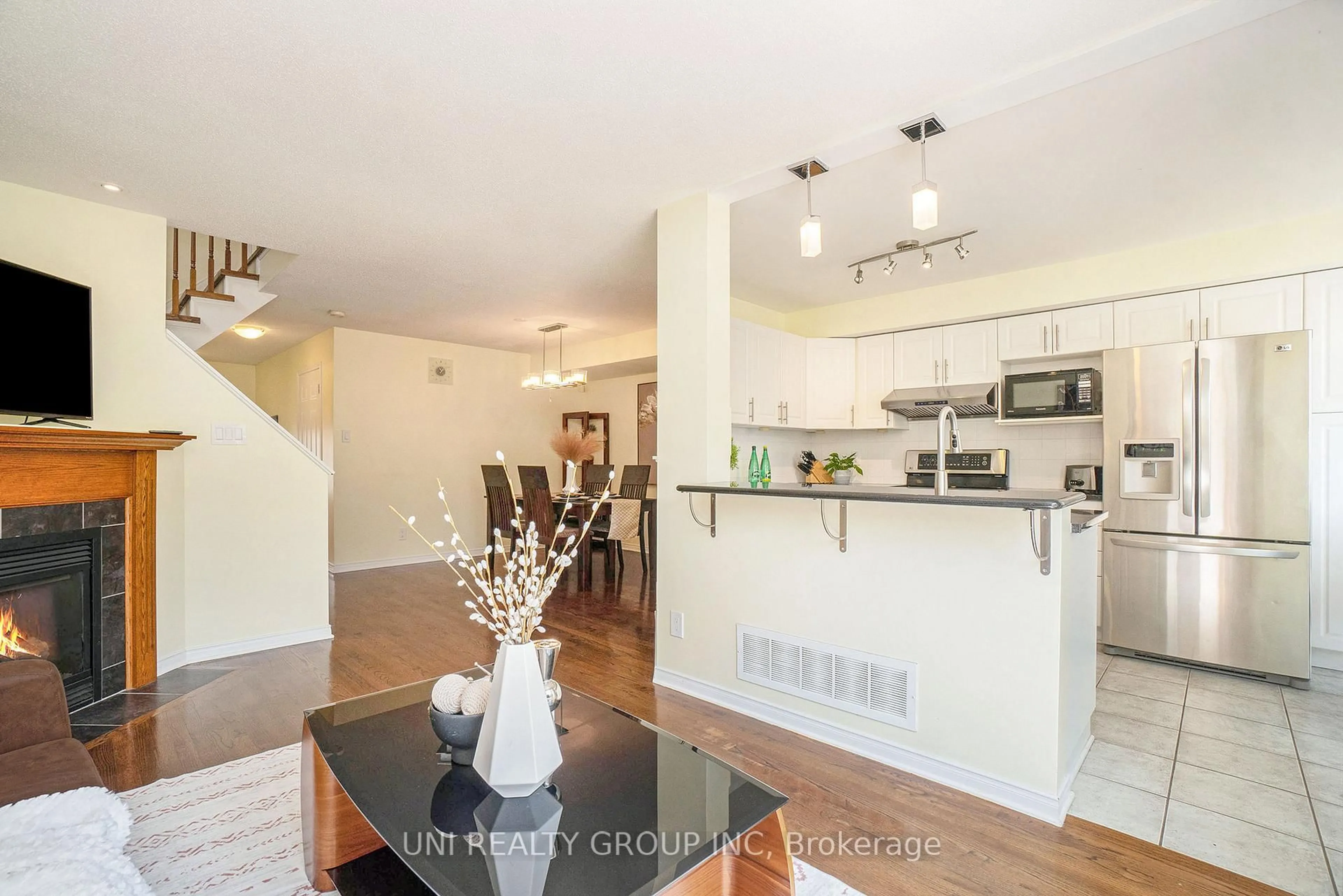 Open concept kitchen, wood/laminate floor for 80 CHESAPEAKE Cres, Ottawa Ontario K2J 0L5