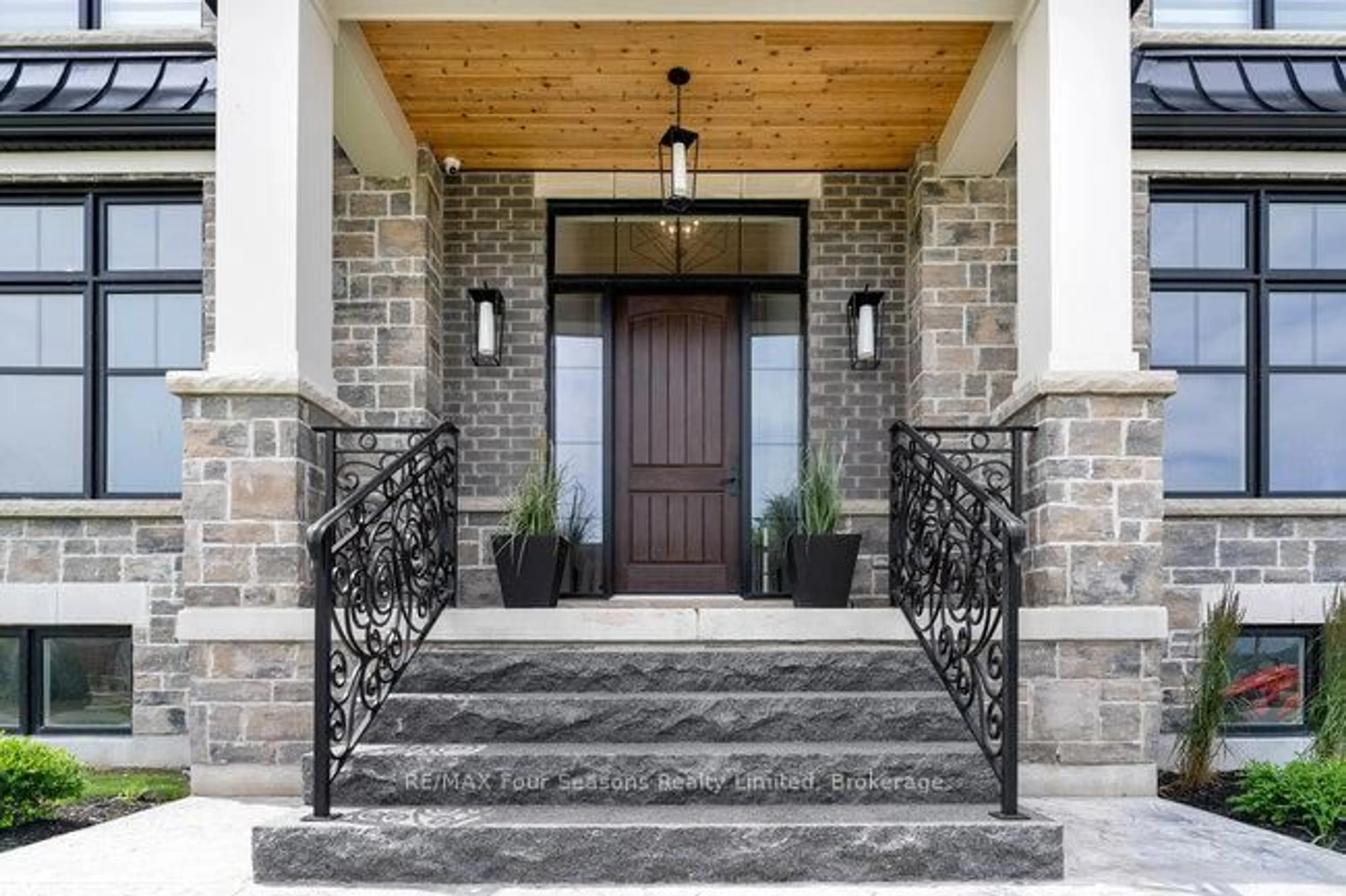 Indoor entryway for 101 Grindelwald Crt, Blue Mountains Ontario L9Y 0Z8