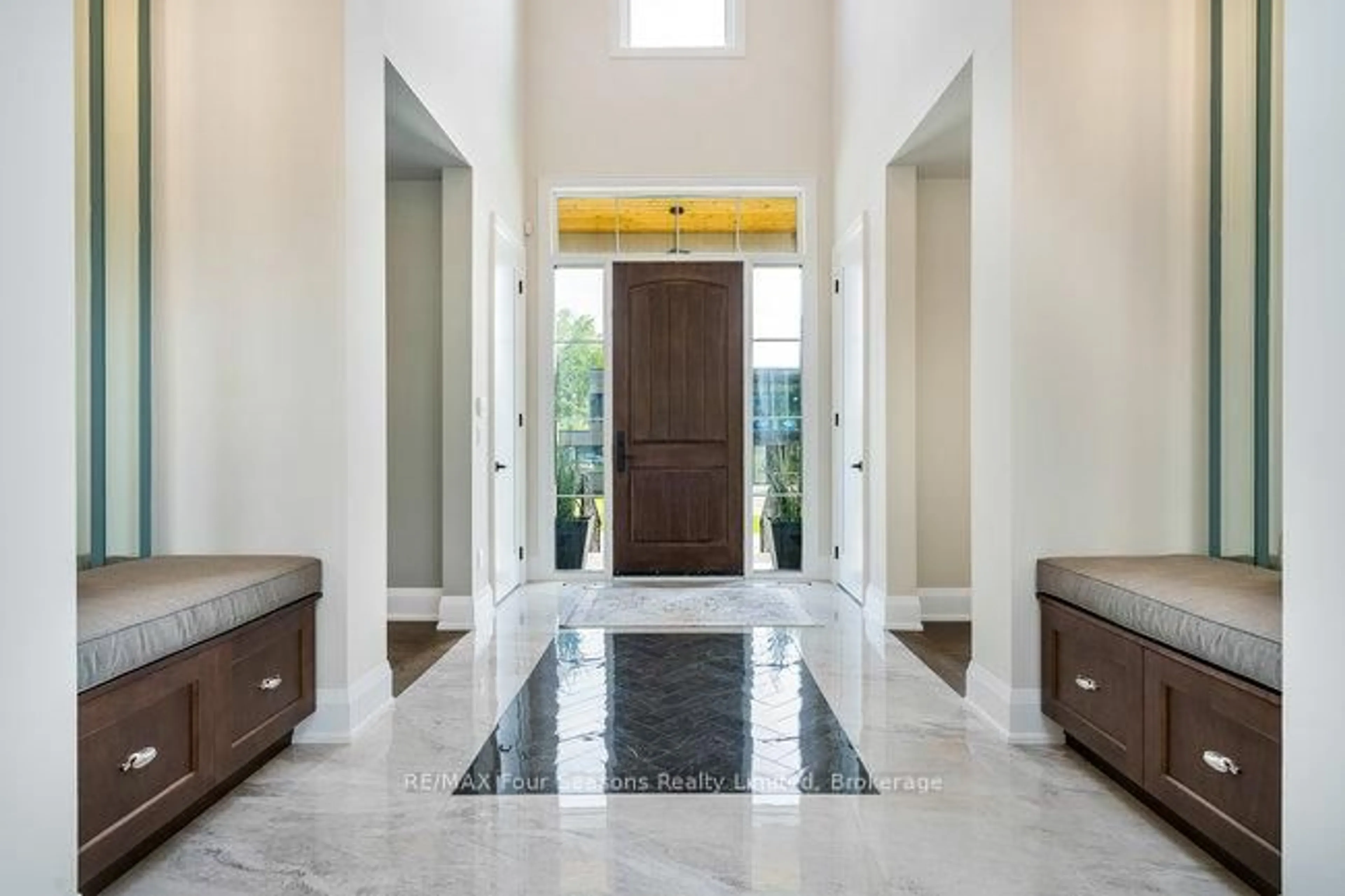 Indoor entryway for 101 Grindelwald Crt, Blue Mountains Ontario L9Y 0Z8